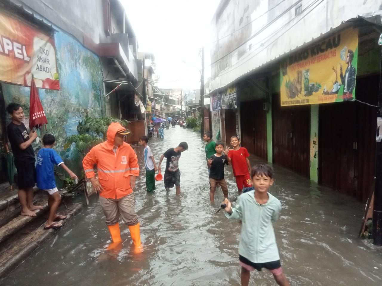 Monitoring Genangan Pasca Hujan, Lurah Penjaringan Pastikan Penanganan Cepat di Titik Rawan 8
