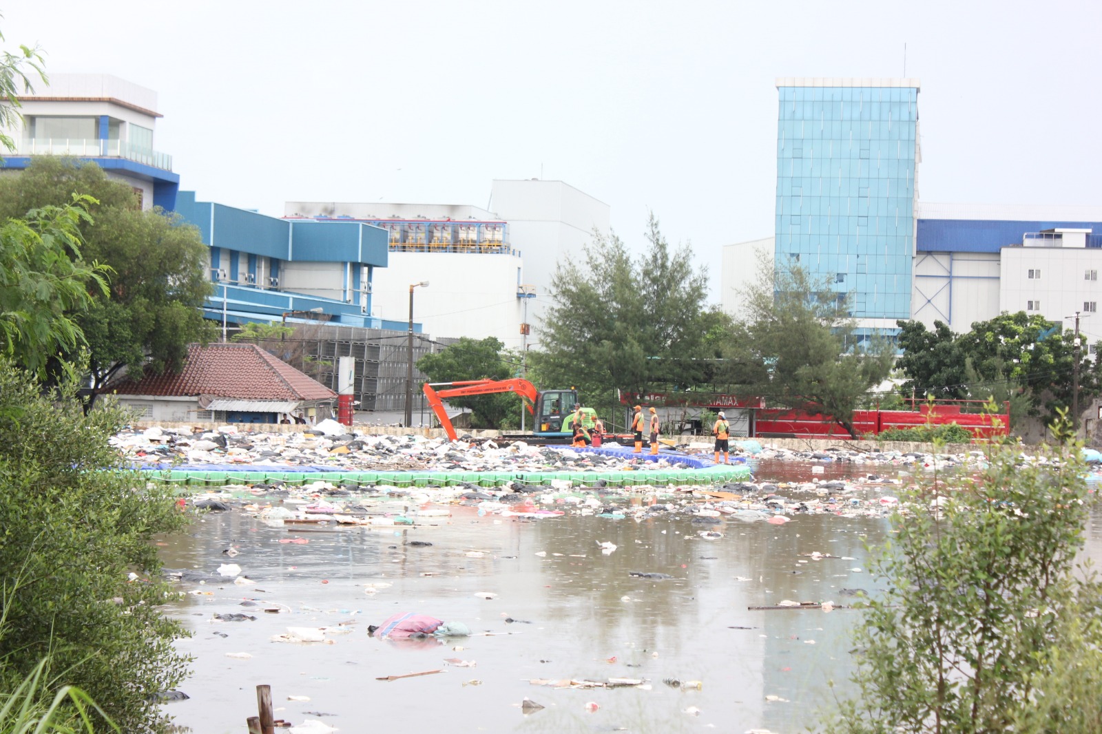 Warga RT 20 RW 17 Gelar Aksi Protes Tolak Pembuangan Sampah Ilegal di Tanggul Muara Baru 5