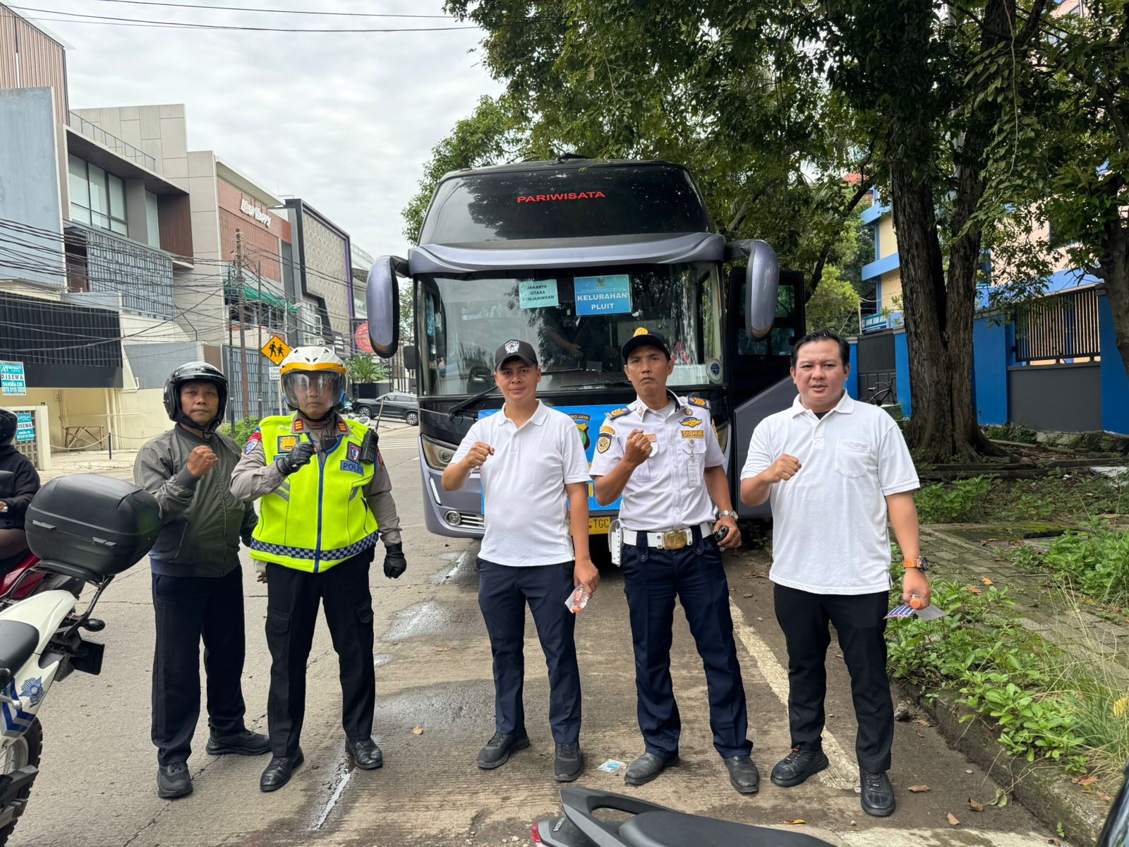 Kelurahan Pluit bersama jajaran dan warga saat apel sebelum keberangkatan mengikuti kegiatan Pasar Murah 2026 di Monas, di depan Kantor Kelurahan Pluit, Sabtu (28/3/2026). 1