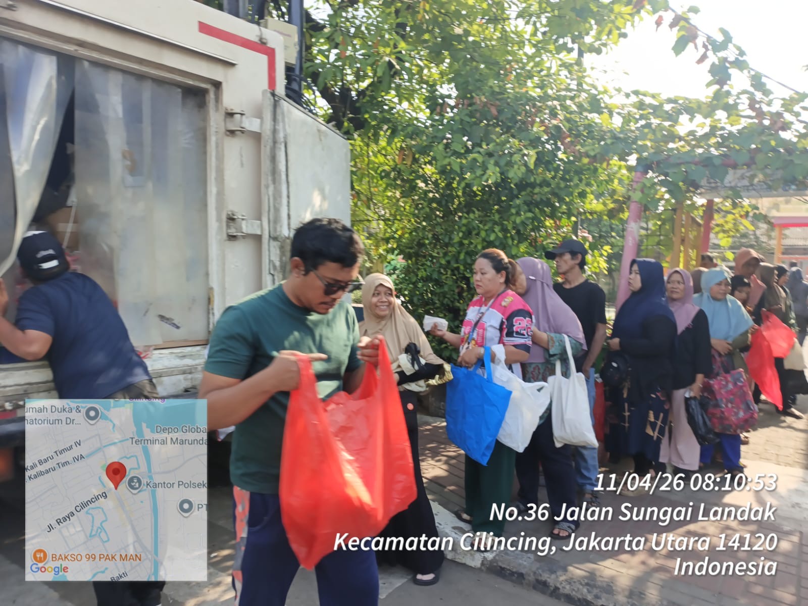 Ratusan Warga Nikmati Layanan Pangan Bersubsidi di RPTRA Cilincing Berseri 3