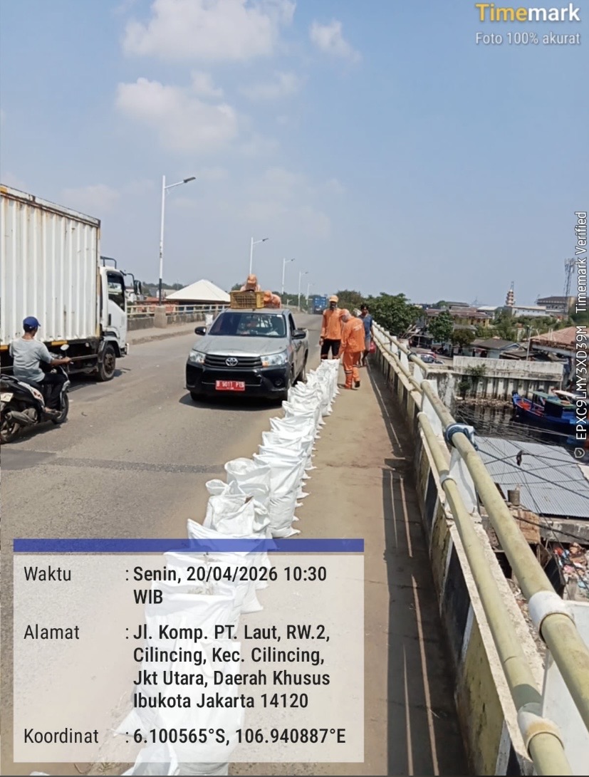 Tim PPSU Kelurahan Cilincing Bersihkan Ceceran Pasir di Jalan Raya Cilincing 1