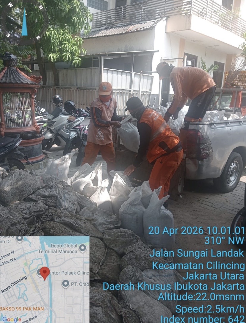 Tim PPSU Kelurahan Cilincing Bersihkan Ceceran Pasir di Jalan Raya Cilincing 3