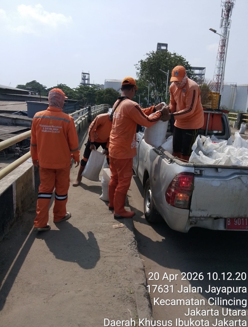 Tim PPSU Kelurahan Cilincing Bersihkan Ceceran Pasir di Jalan Raya Cilincing 2