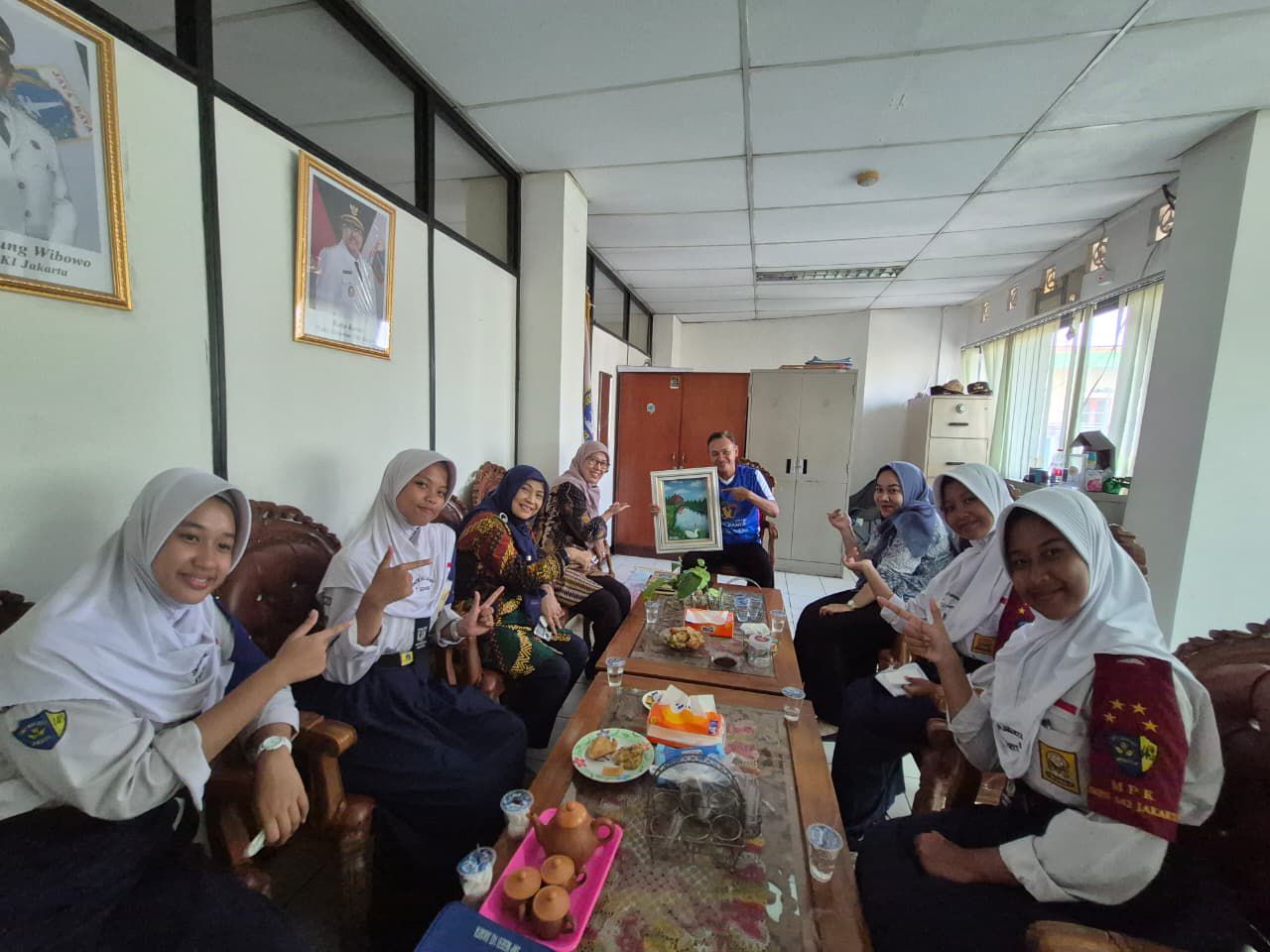 Sekolah SMPN 143 Kunjungi Kantor Kelurahan Cilincing dalam Rangka Hari Pendidikan Nasional 1