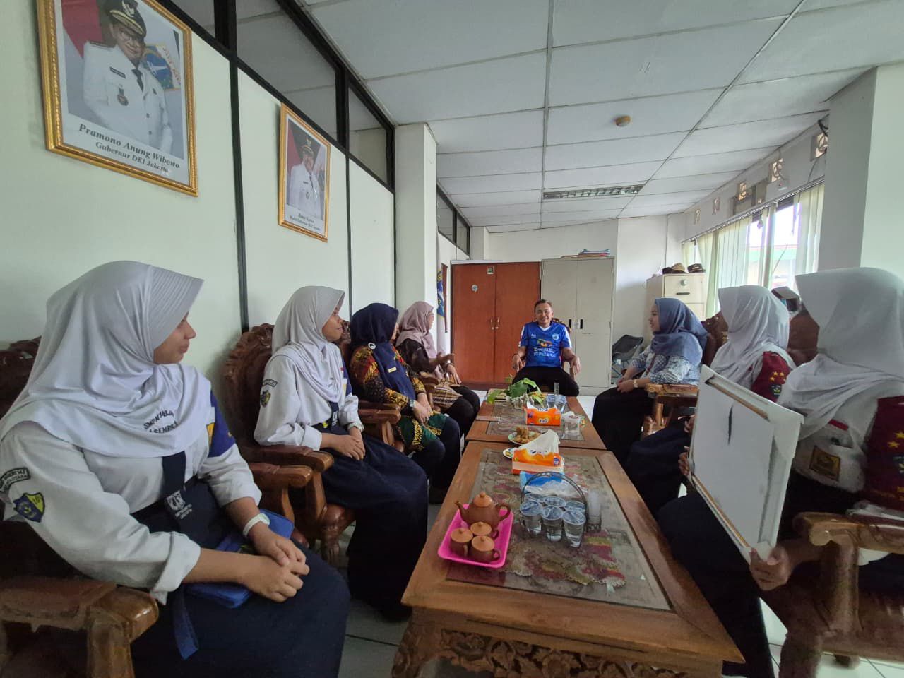 Sekolah SMPN 143 Kunjungi Kantor Kelurahan Cilincing dalam Rangka Hari Pendidikan Nasional 2