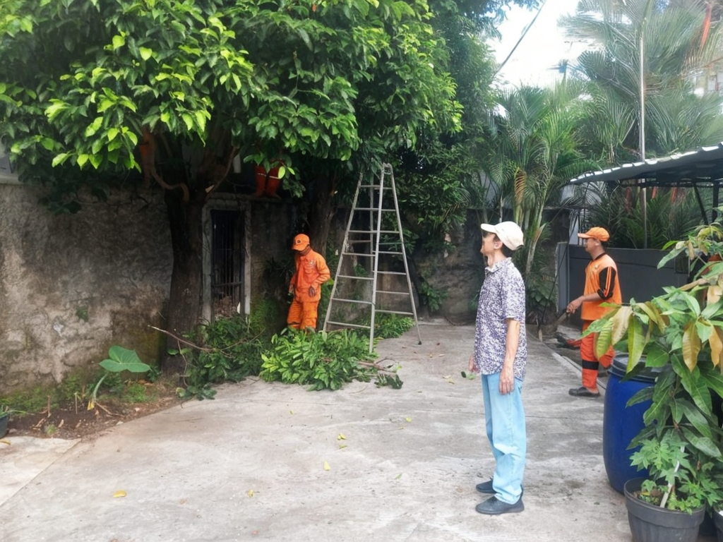Sekretaris Kelurahan Monitoring Langsung Kerja Bakti di RW 014 2