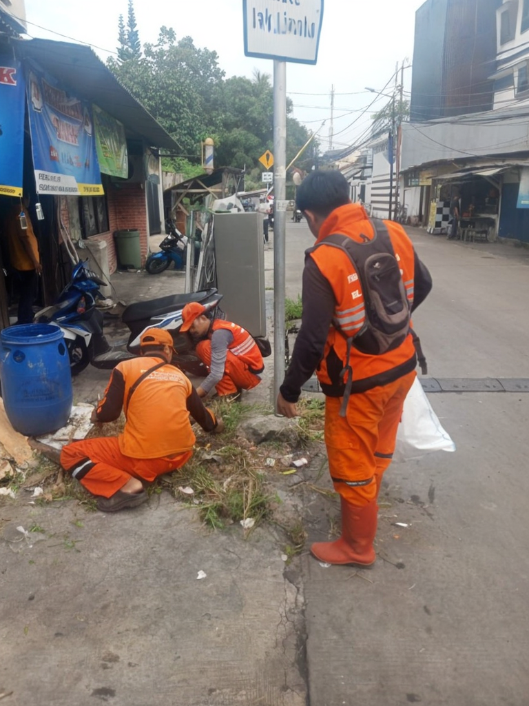 Sekretaris Kelurahan Monitoring Langsung Kerja Bakti di RW 014 3