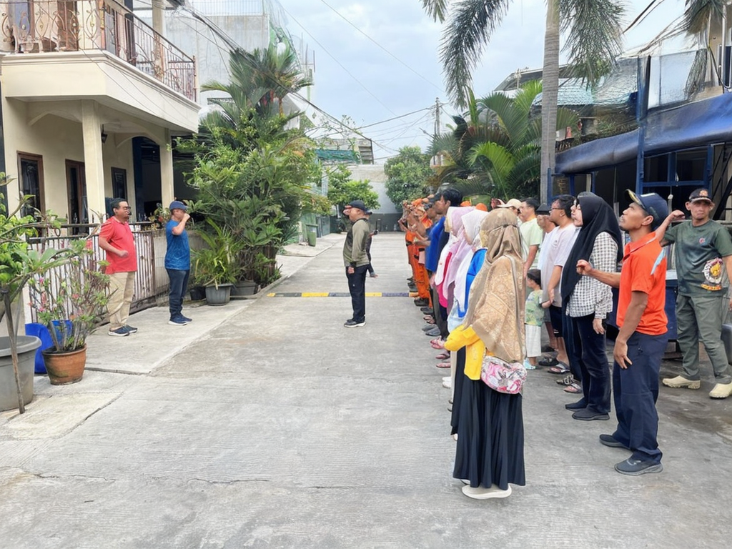 Sekretaris Kelurahan Monitoring Langsung Kerja Bakti di RW 014 1