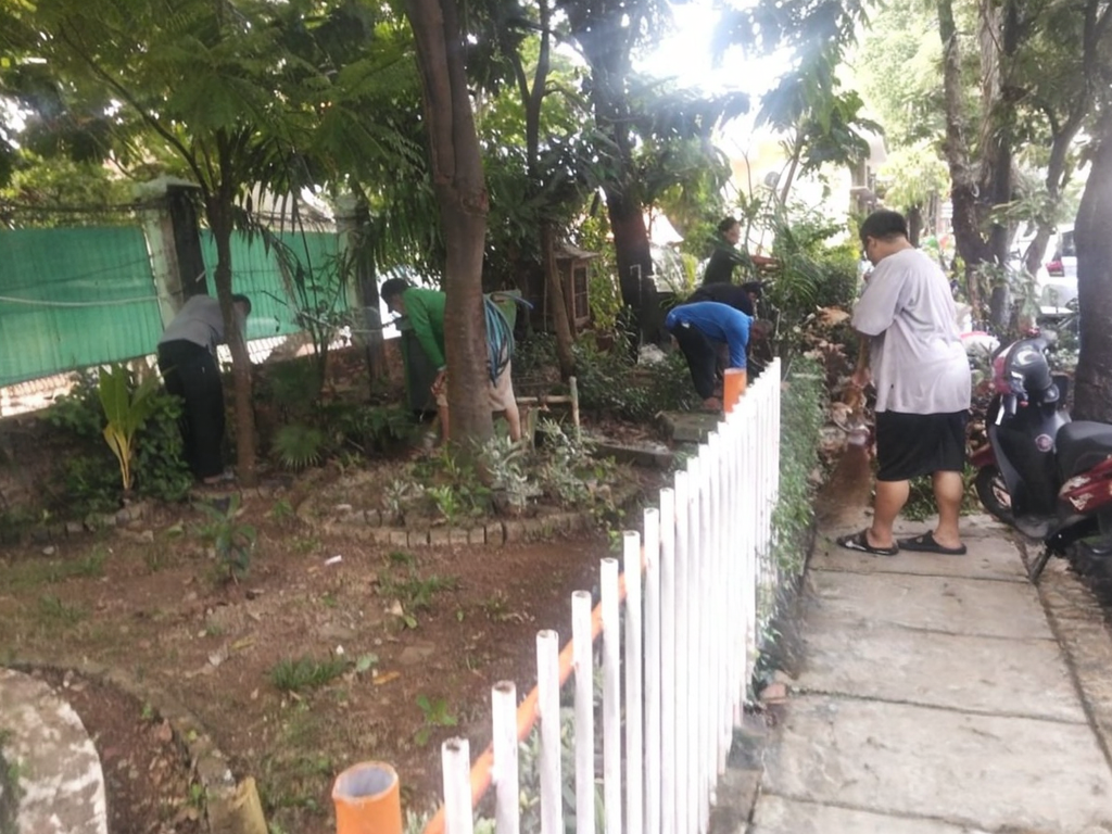 Sekretaris Kelurahan Monitoring Langsung Kerja Bakti di RW 014 4