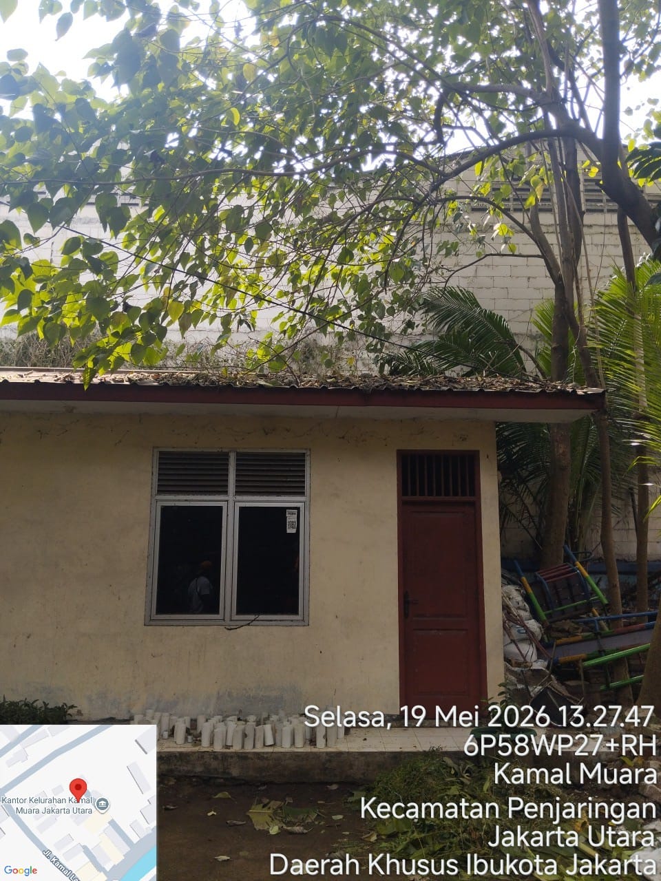 PPSU Kamal Muara Percantik Lingkungan Kantor Kelurahan Lewat Perapihan Pohon dan Pembersihan Daun Kering 4