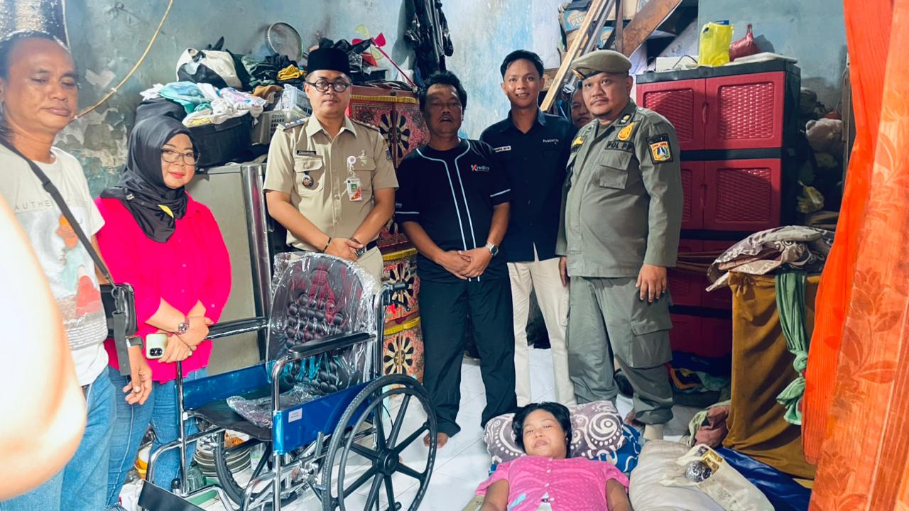 Serah Terima alat bantu fisik berupa Kursi Roda. 3