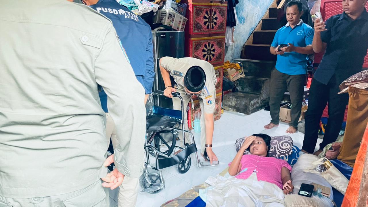 Serah Terima alat bantu fisik berupa Kursi Roda. 4