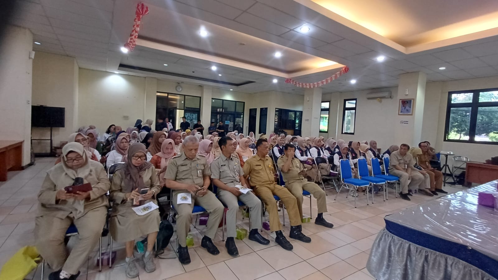 MENGHADIRI KEGIATAN MONITORING DAN EVALUASI DASAWISMA DI RUANG POLA KECAMATAN CILINCING 1