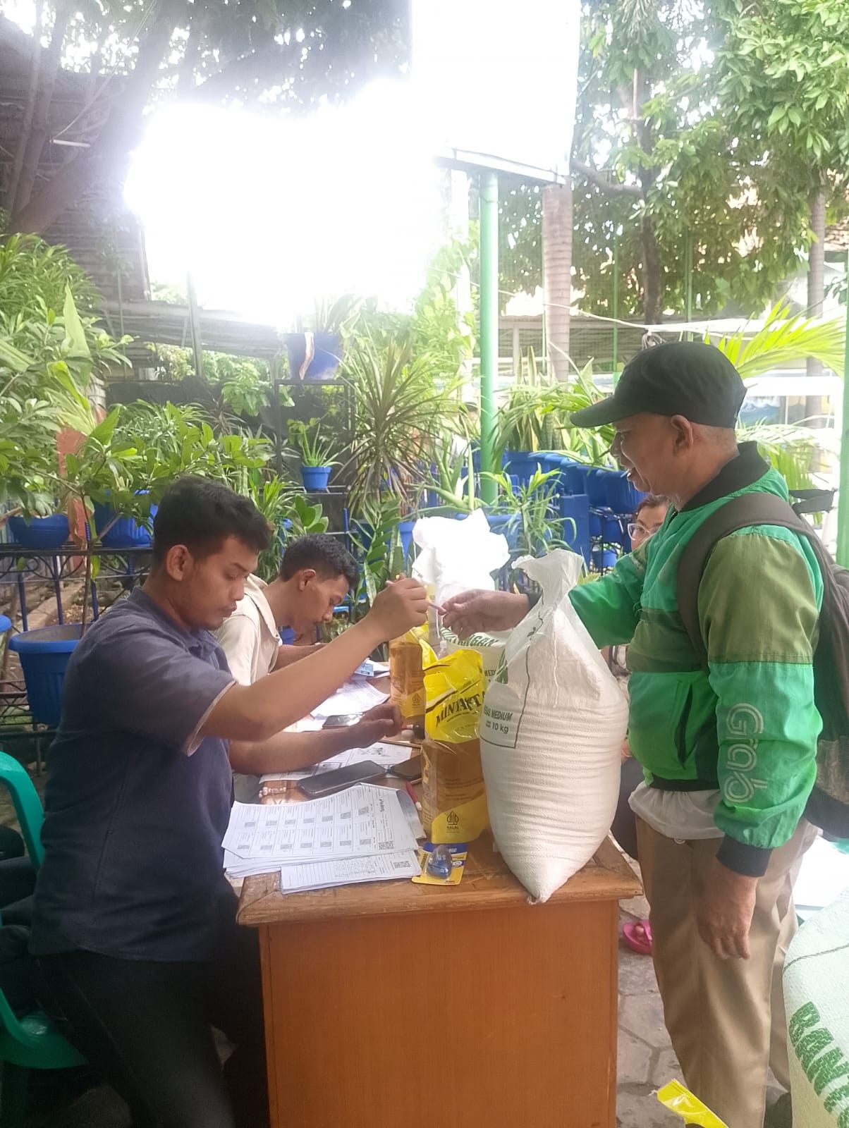 PENDISTRIBUSIAN BANTUAN PANGAN BERAS DAN MINYAK DARI PEMERINTAH DI KELURAHAN PADEMANGAN TIMUR 2