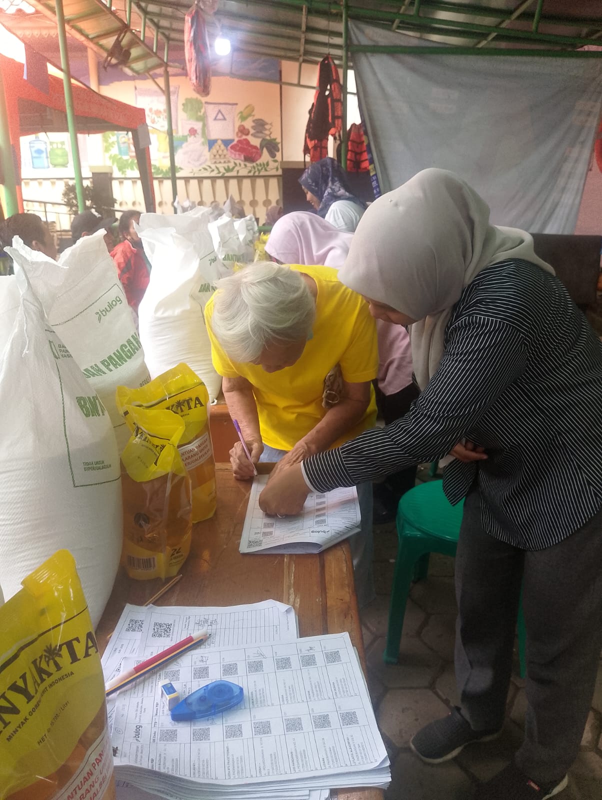 PENDISTRIBUSIAN BANTUAN PANGAN BERAS DAN MINYAK DARI PEMERINTAH DI KELURAHAN PADEMANGAN TIMUR 1