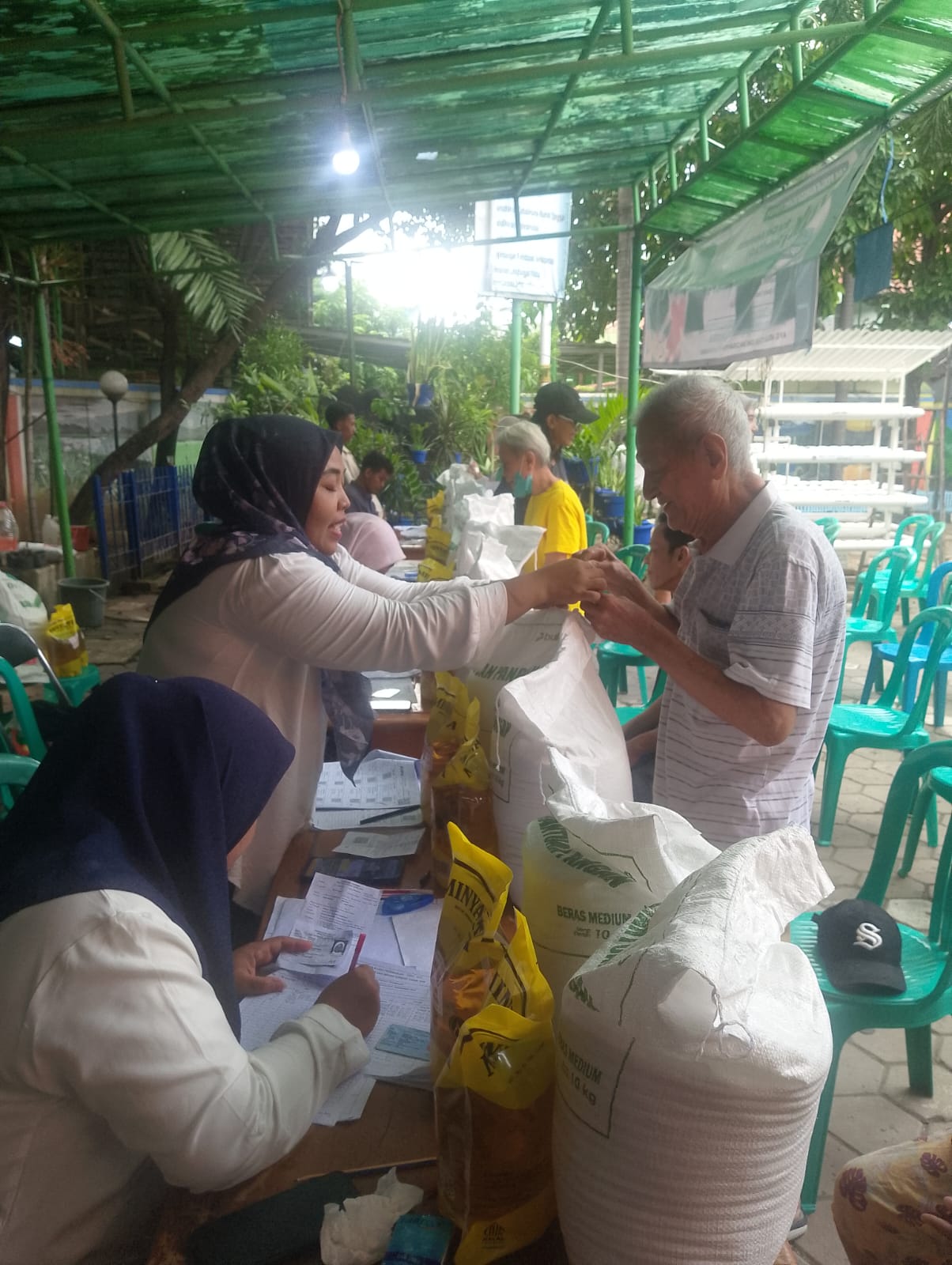 PENDISTRIBUSIAN BANTUAN PANGAN BERAS DAN MINYAK DARI PEMERINTAH DI KELURAHAN PADEMANGAN TIMUR 3