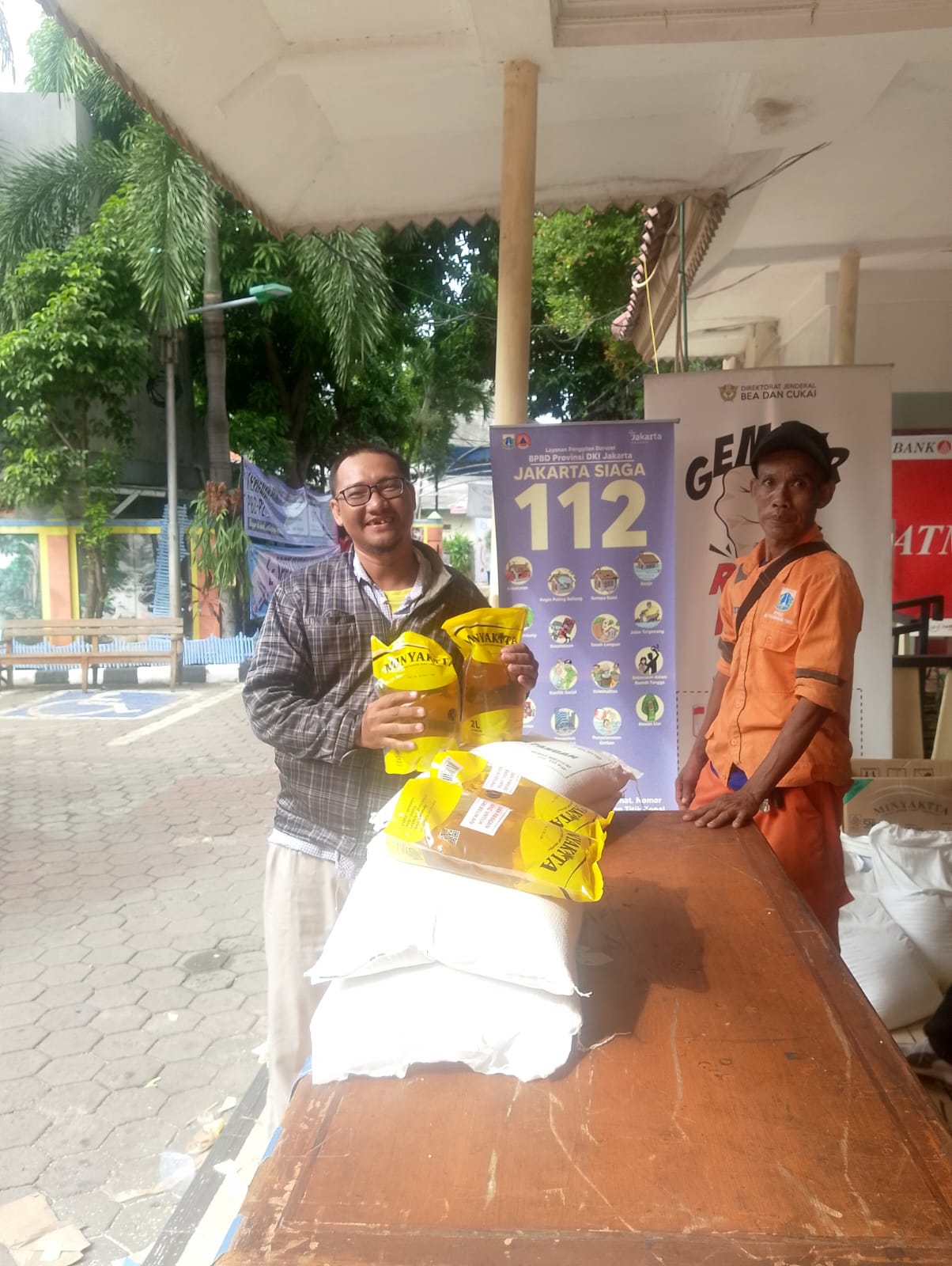 PENDISTRIBUSIAN BANTUAN PANGAN BERAS DAN MINYAK DARI PEMERINTAH DI KELURAHAN PADEMANGAN TIMUR 4