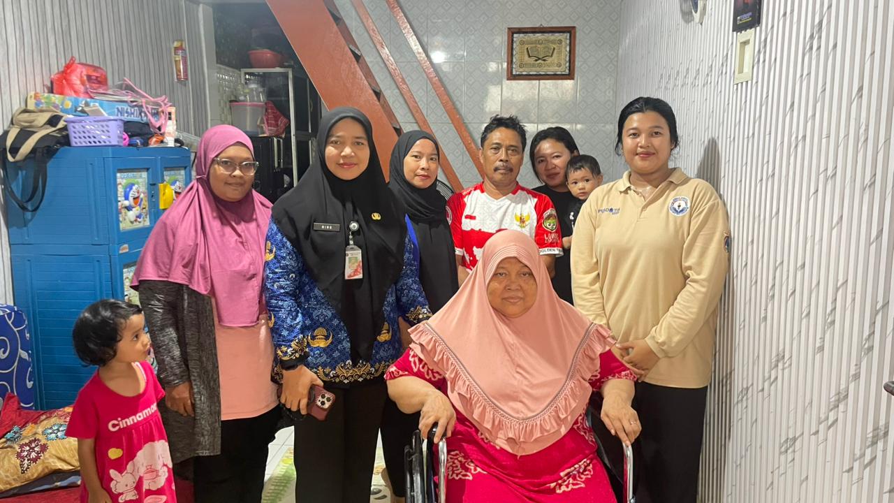 Kelurahan Pademangan Barat Serahkan Bantuan Kursi Roda kepada Warga di RW 11 1