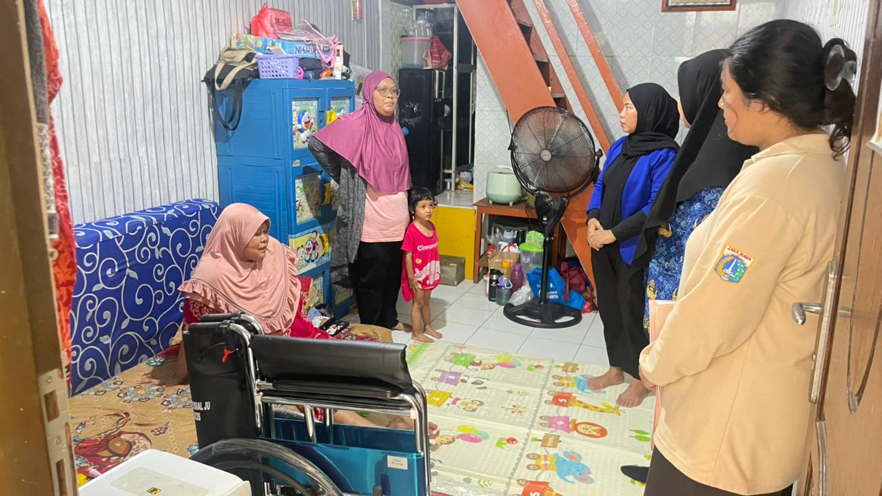 Kelurahan Pademangan Barat Serahkan Bantuan Kursi Roda kepada Warga di RW 11 2