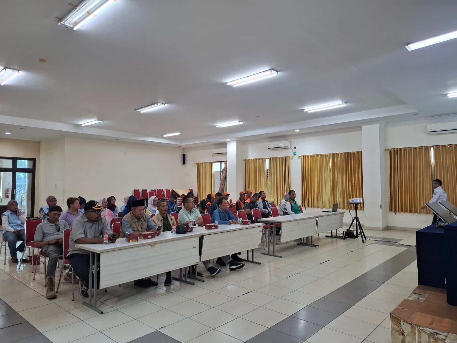 Sosialisasi Gerakan Pemilahan dan Pengolahan Sampah Dari Sumber di Wilayah Kelurahan Kapuk Muara 4