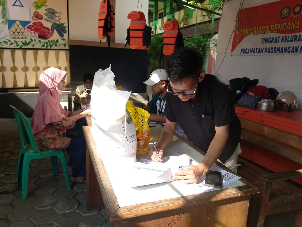 PENDISTRIBUSIAN BANTUAN PANGAN BERAS DAN MINYAK ALOKASI FEBRUARI–MARET 2026 DI KELURAHAN PADEMANGAN TIMUR 3