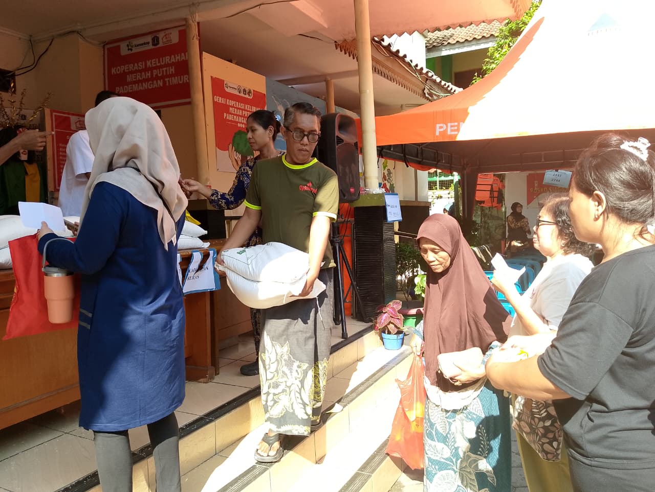 PENDISTRIBUSIAN BANTUAN PANGAN BERAS DAN MINYAK ALOKASI FEBRUARI–MARET 2026 DI KELURAHAN PADEMANGAN TIMUR 1