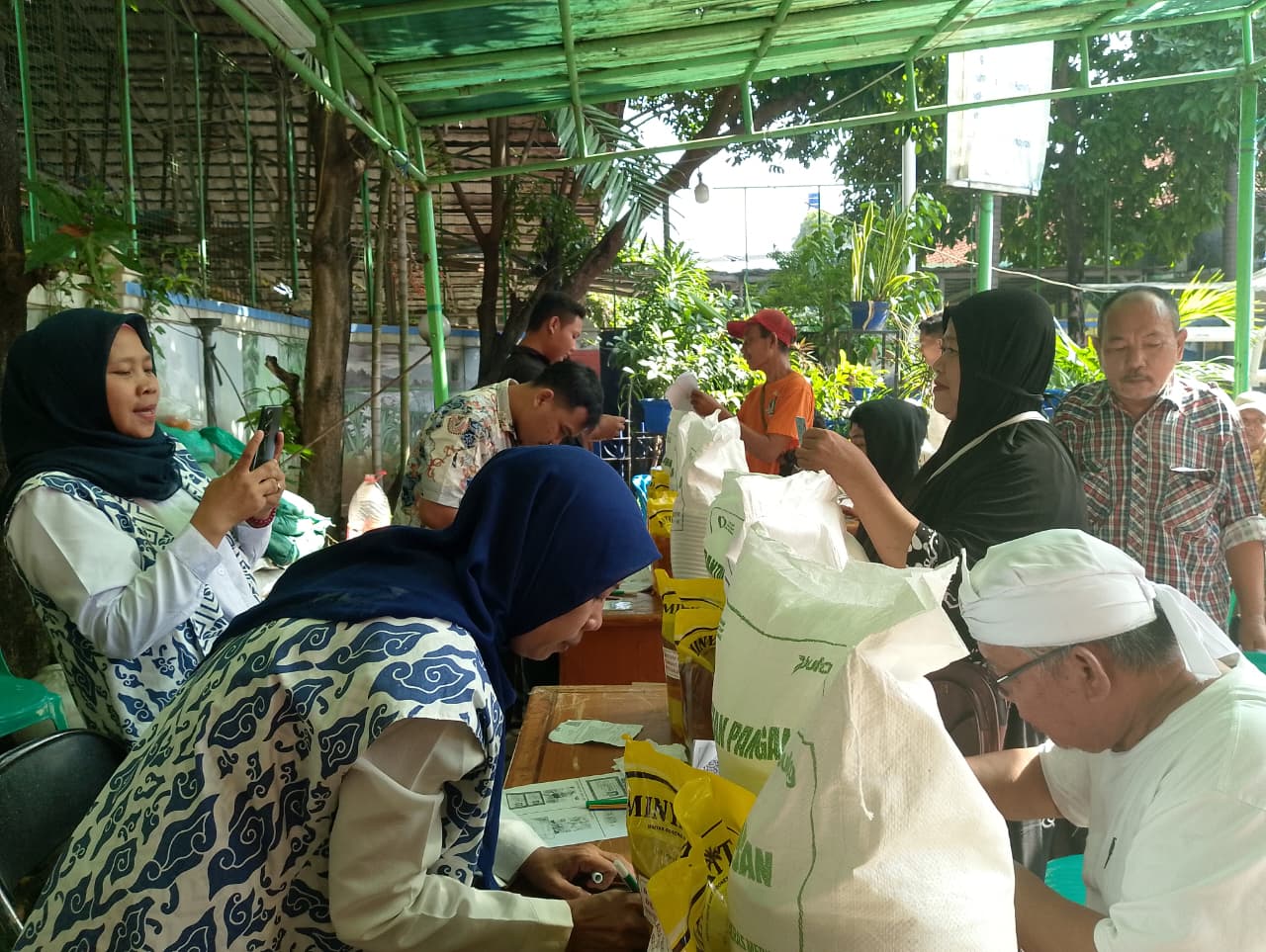PENDISTRIBUSIAN BANTUAN PANGAN BERAS DAN MINYAK ALOKASI FEBRUARI–MARET 2026 DI KELURAHAN PADEMANGAN TIMUR 2
