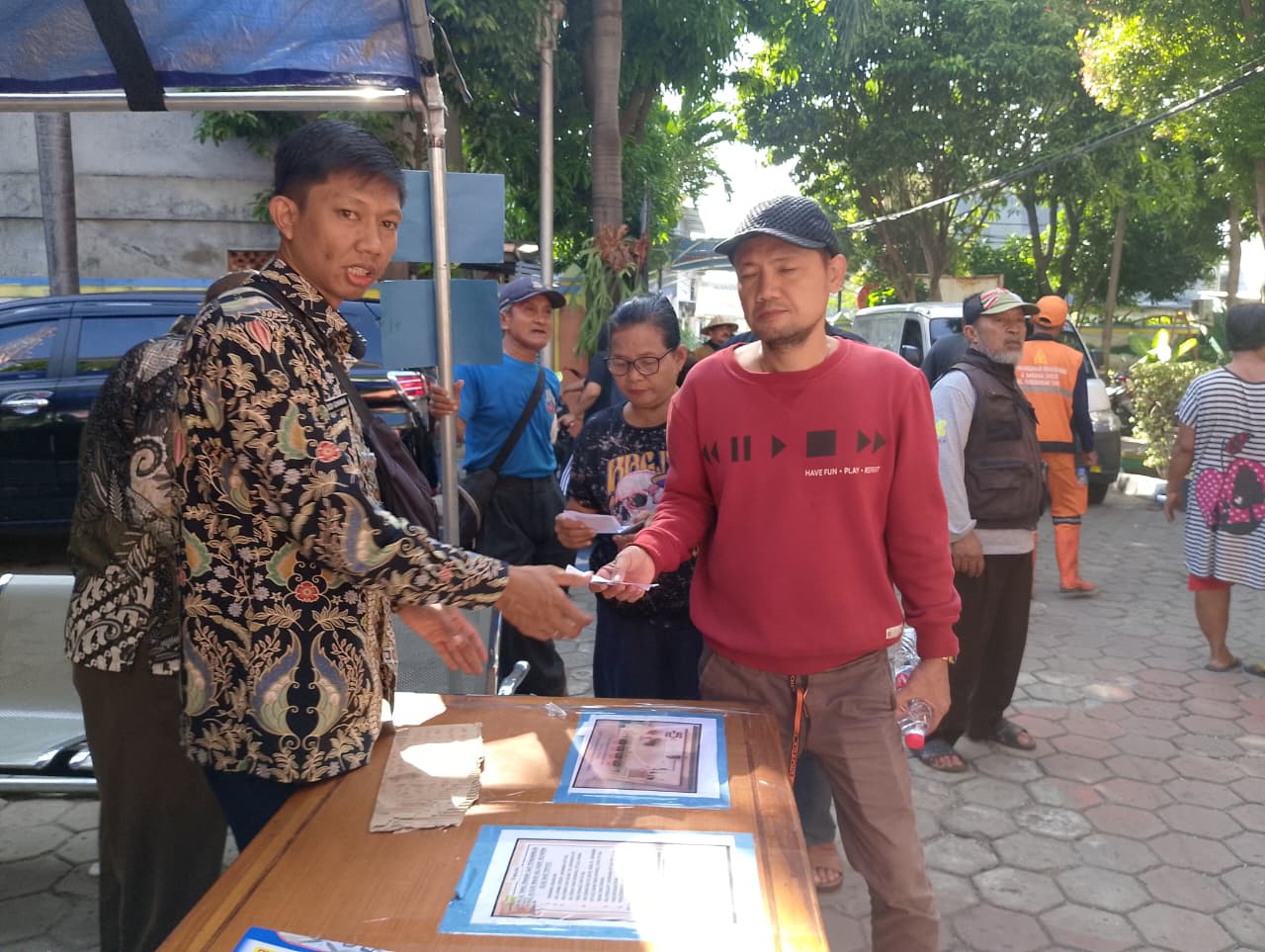 PENDISTRIBUSIAN BANTUAN PANGAN BERAS DAN MINYAK ALOKASI FEBRUARI–MARET 2026 DI KELURAHAN PADEMANGAN TIMUR 4
