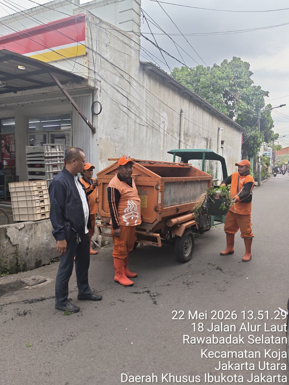 Monitoring Saluran di Jl. K I, Kelurahan Rawa Badak Selatan Pastikan Aliran Air Tetap Lancar 4