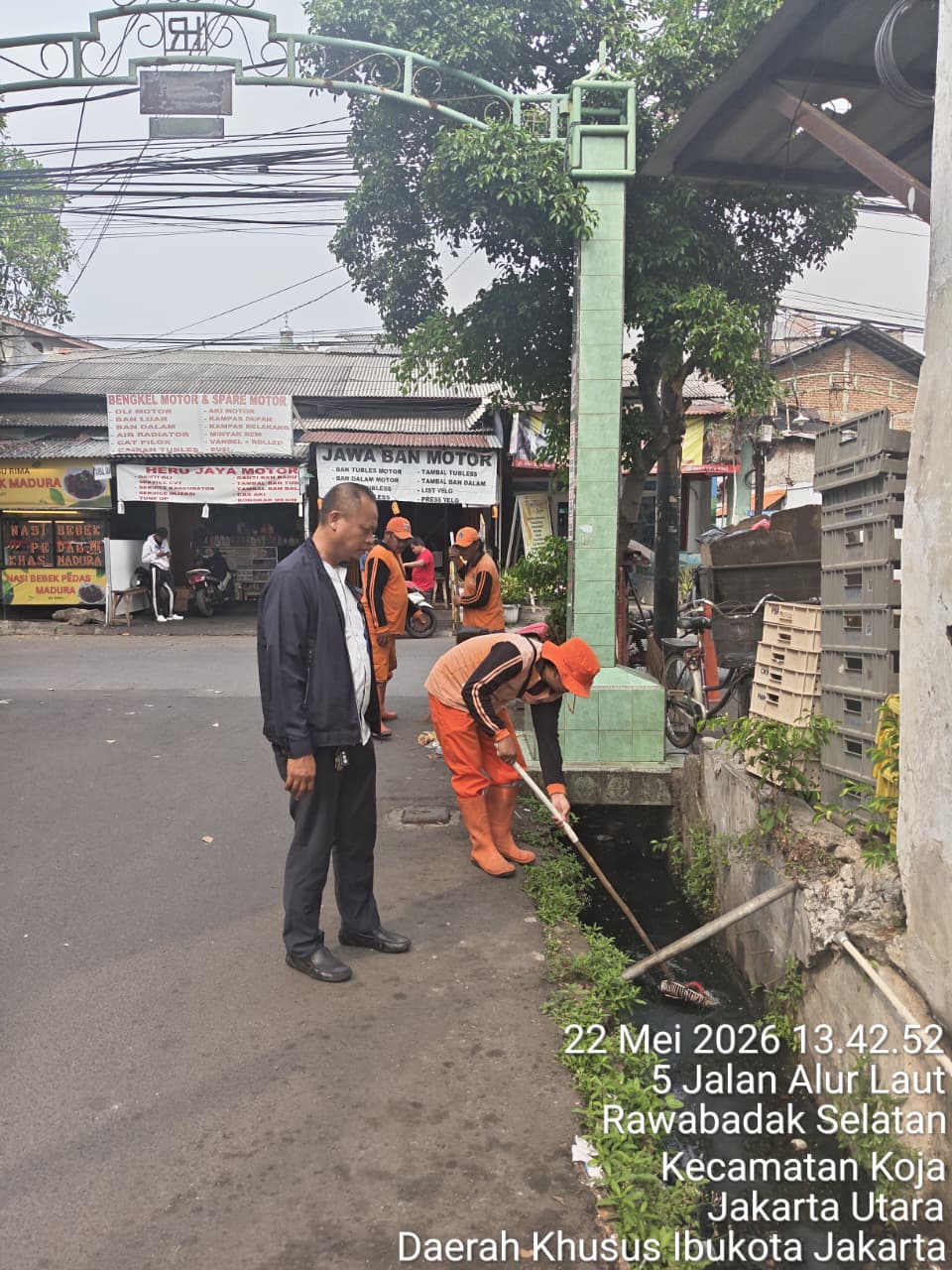 Monitoring Saluran di Jl. K I, Kelurahan Rawa Badak Selatan Pastikan Aliran Air Tetap Lancar 2