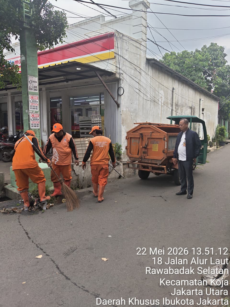 Monitoring Saluran di Jl. K I, Kelurahan Rawa Badak Selatan Pastikan Aliran Air Tetap Lancar 1