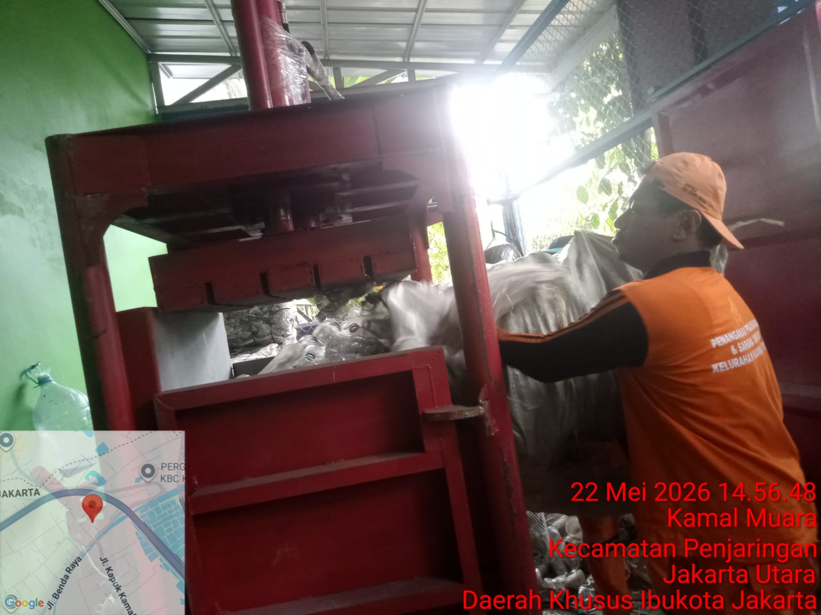 PPSU Kamal Muara Optimalkan Pengelolaan Bank Sampah Melalui Kegiatan Pengepresan Botol Plastik 1