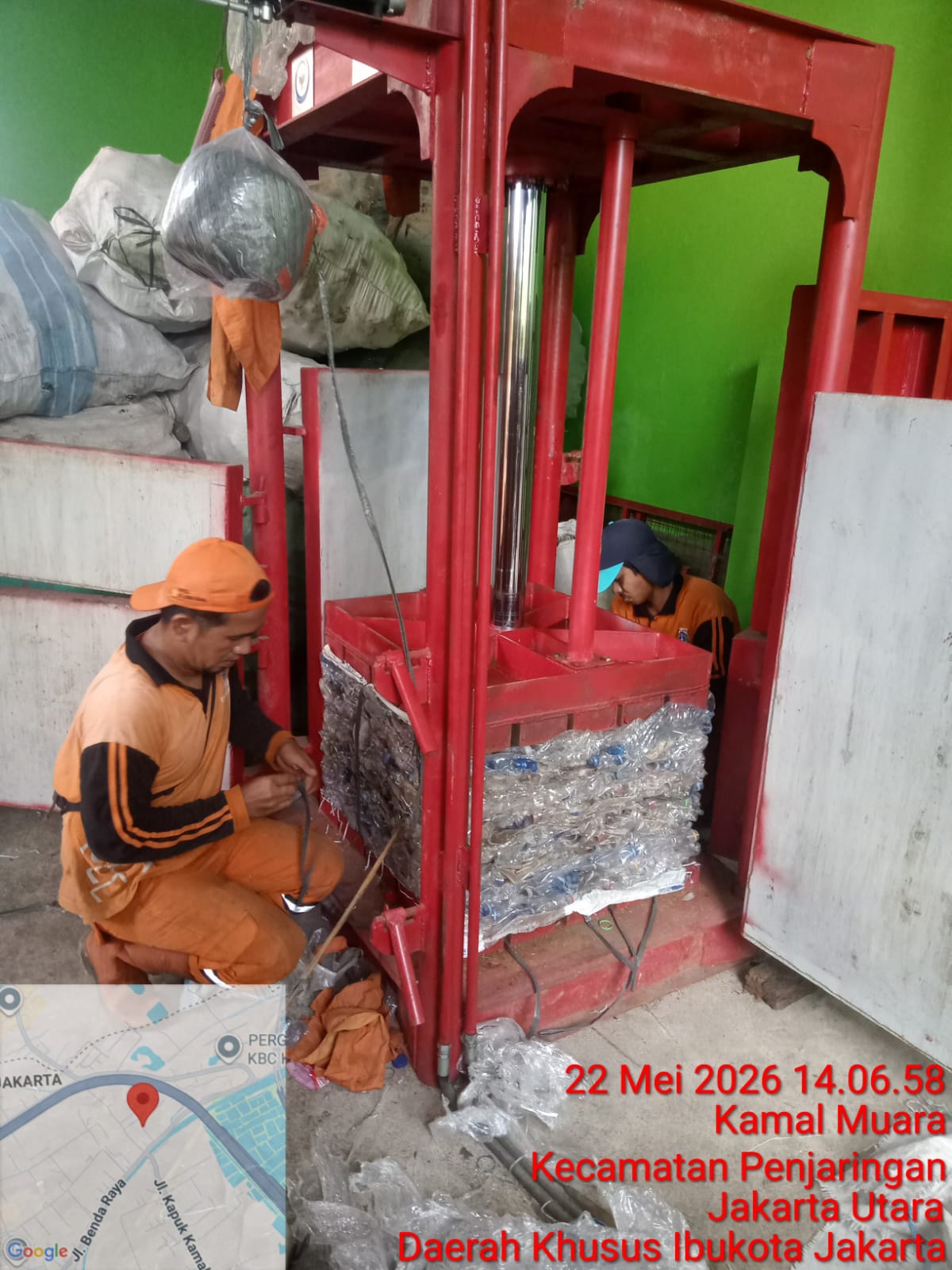 PPSU Kamal Muara Optimalkan Pengelolaan Bank Sampah Melalui Kegiatan Pengepresan Botol Plastik 2
