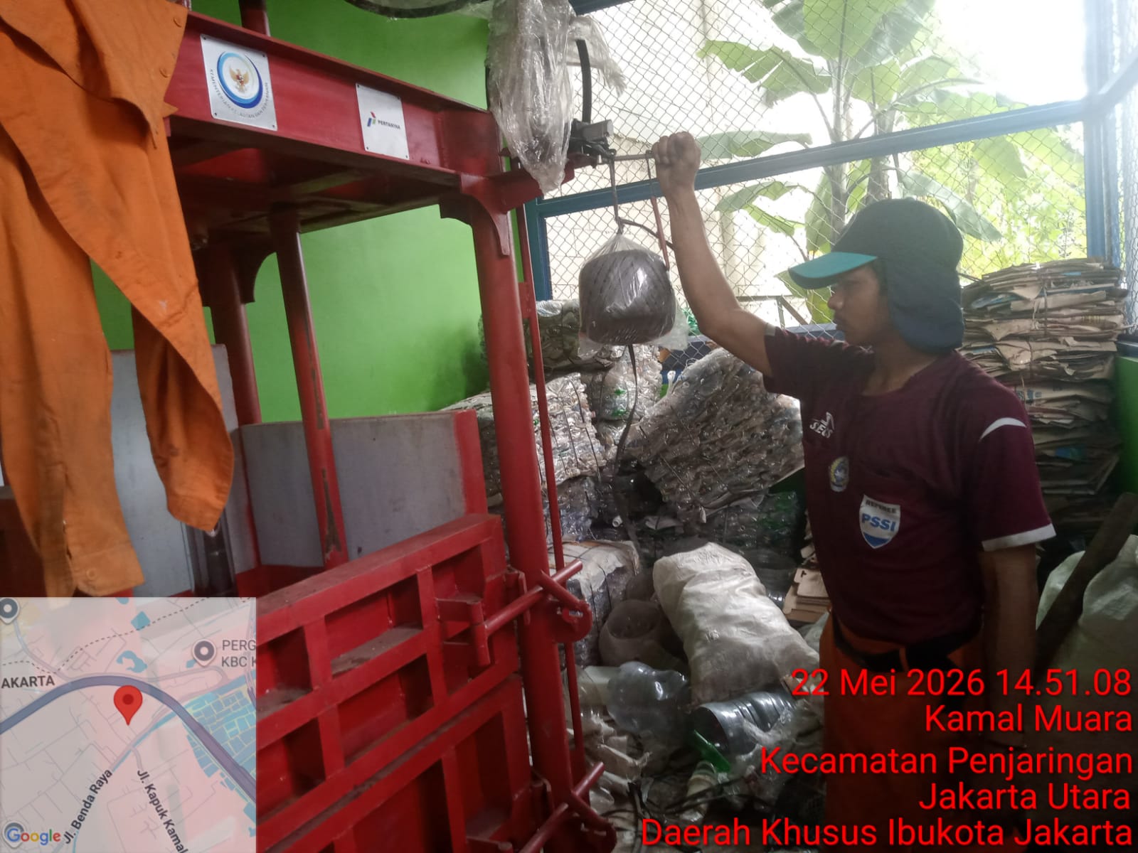PPSU Kamal Muara Optimalkan Pengelolaan Bank Sampah Melalui Kegiatan Pengepresan Botol Plastik 4