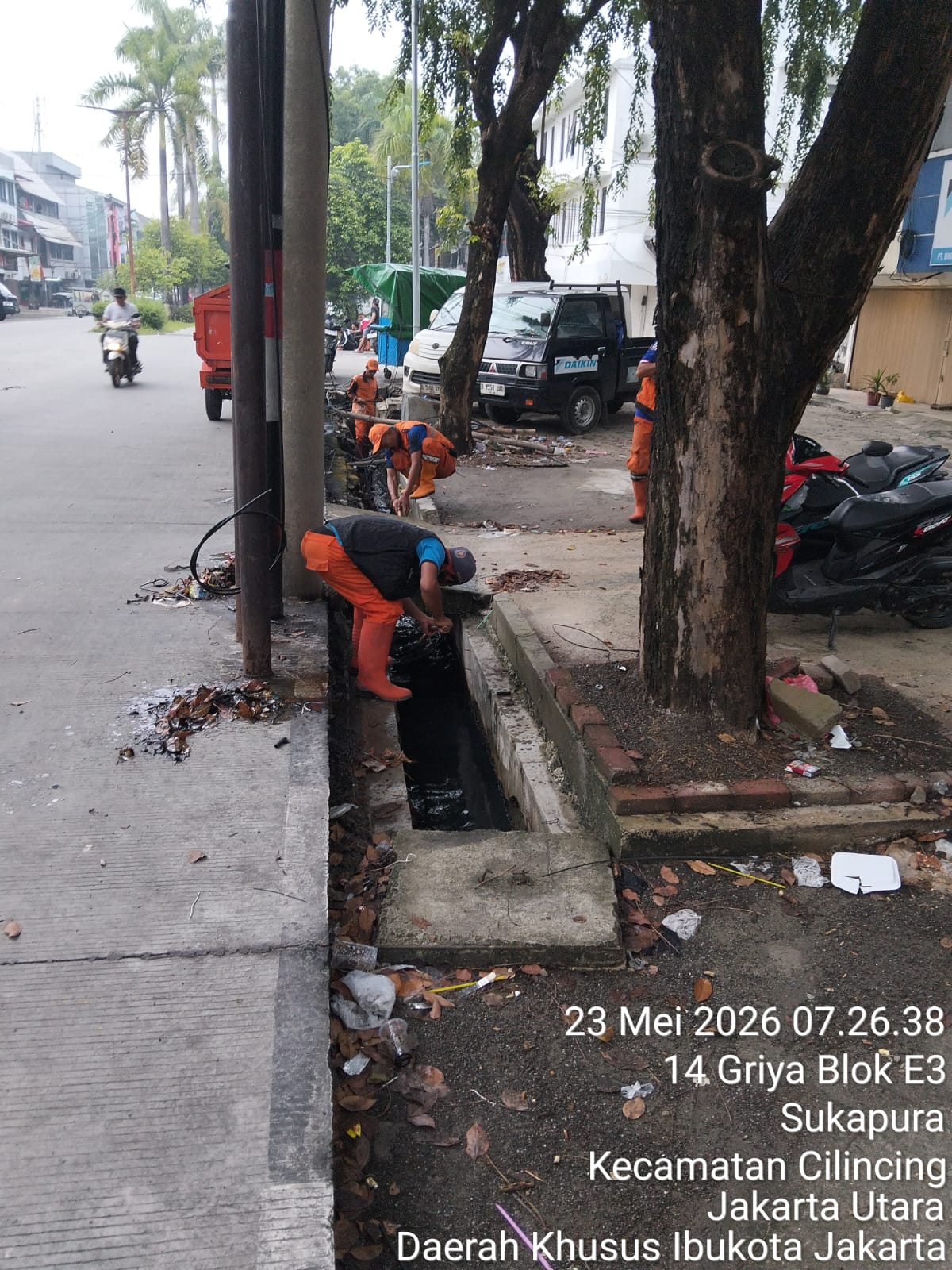 Antisipasi Banjir, Pasukan PPSU Gencarkan Pembersihan Saluran Air di RW 012 Kelurahan Sukapura 2