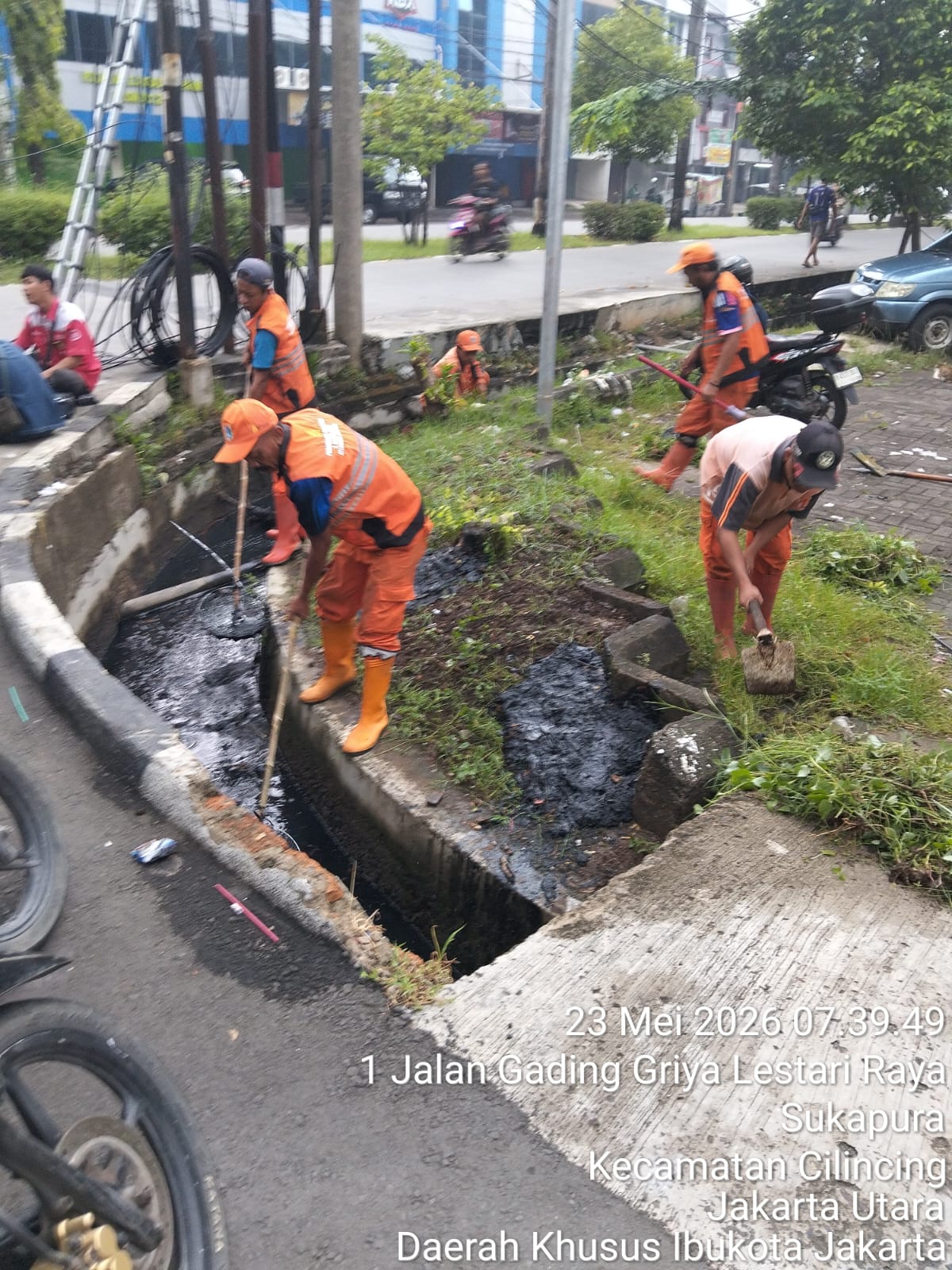 Antisipasi Banjir, Pasukan PPSU Gencarkan Pembersihan Saluran Air di RW 012 Kelurahan Sukapura 1