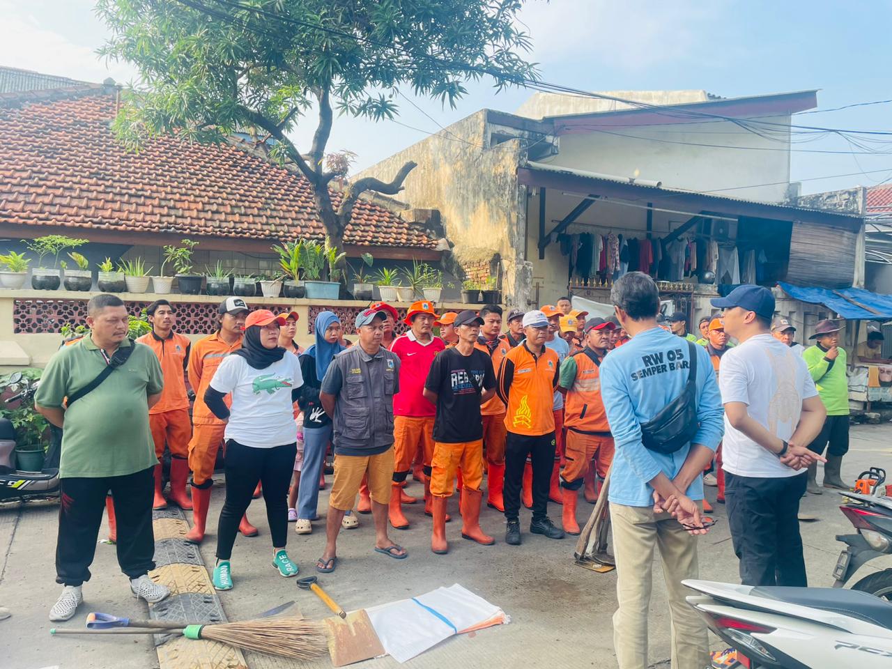 GIAT KERJA BAKTI DI WILAYAH RW 05 KELURAHAN SEMPER BARAT 1
