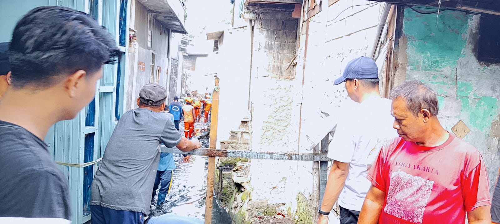 GIAT KERJA BAKTI DI WILAYAH RW 05 KELURAHAN SEMPER BARAT 3