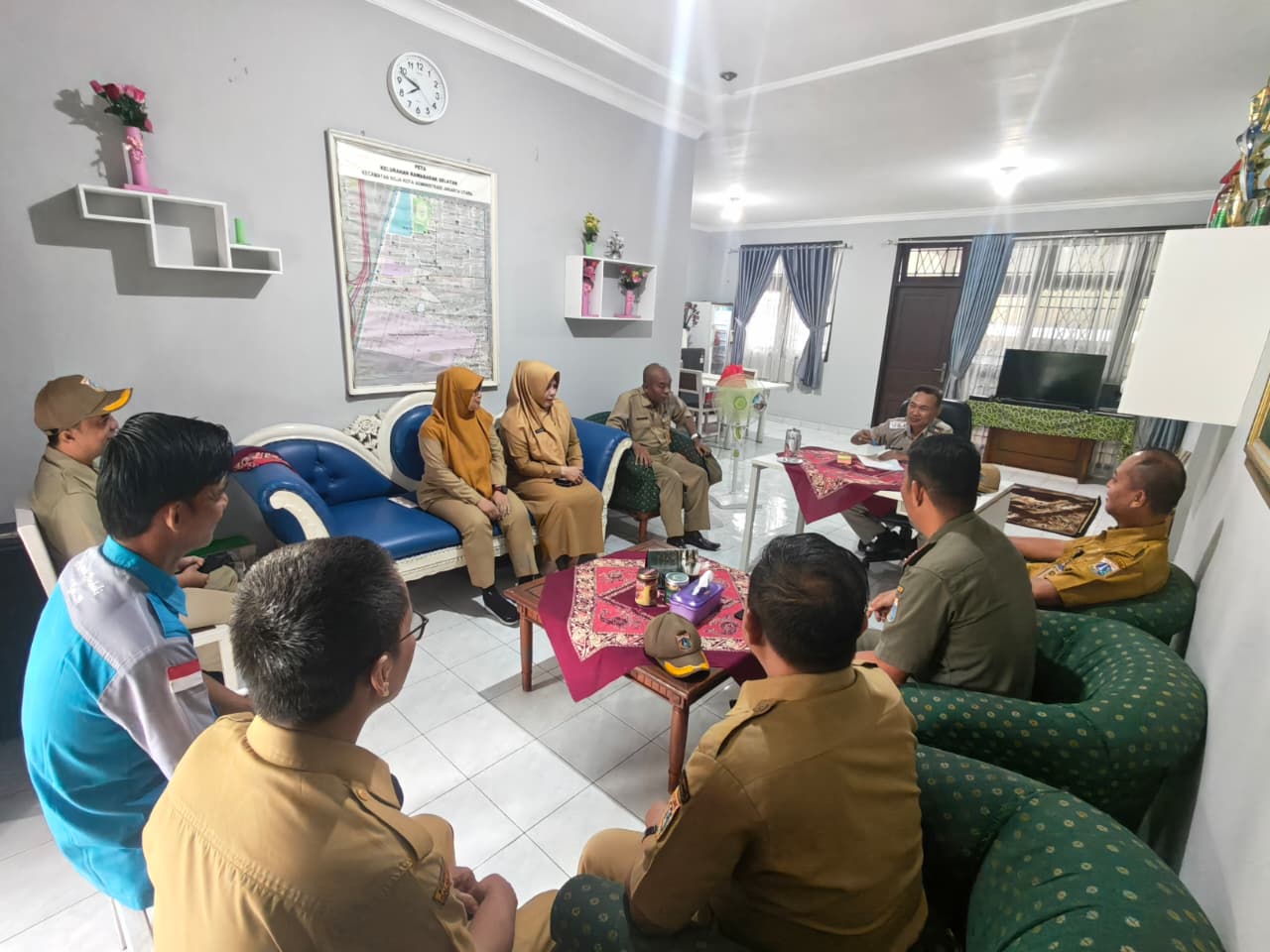Briefing Pegawai Tingkatkan Koordinasi dan Pelayanan di Kelurahan Rawa Badak Selatan 1