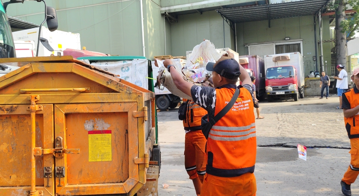 Kerja Bakti di RT 05 RW 06 Papanggo Perkuat Gotong Royong dan Kepedulian Lingkungan 9