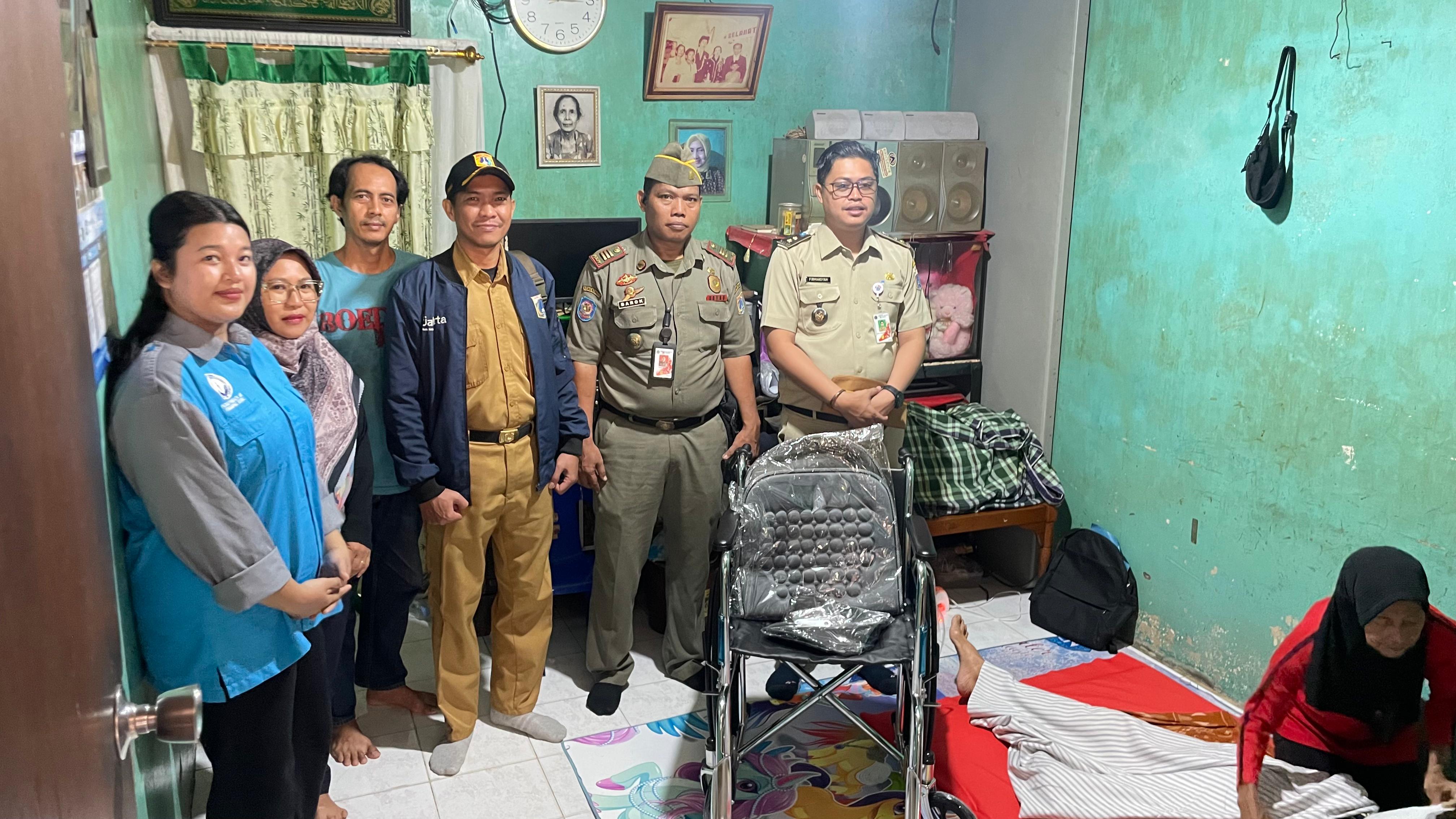 Serah Terima alat bantu fisik berupa Kursi Roda. 2