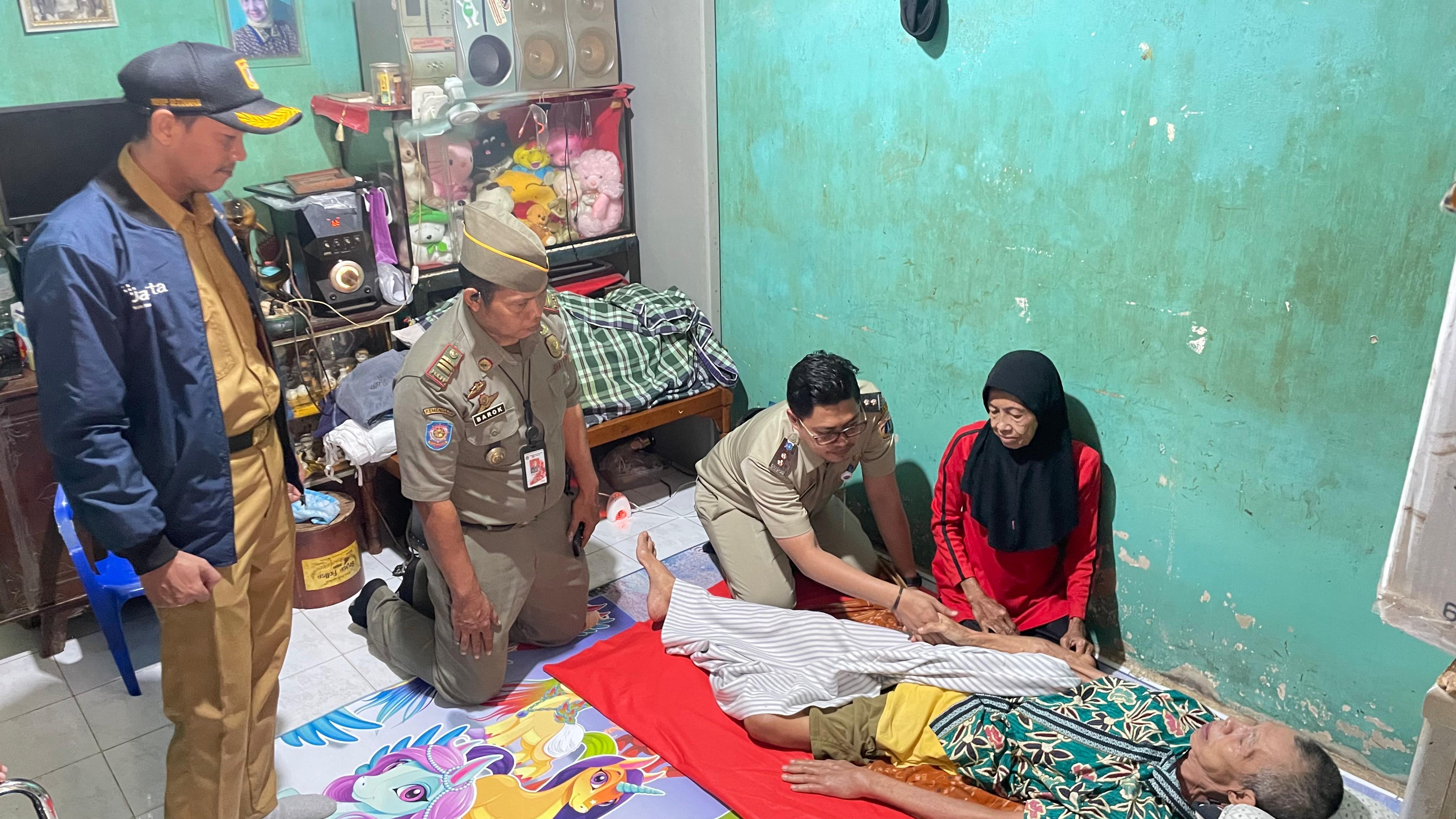 Serah Terima alat bantu fisik berupa Kursi Roda. 1