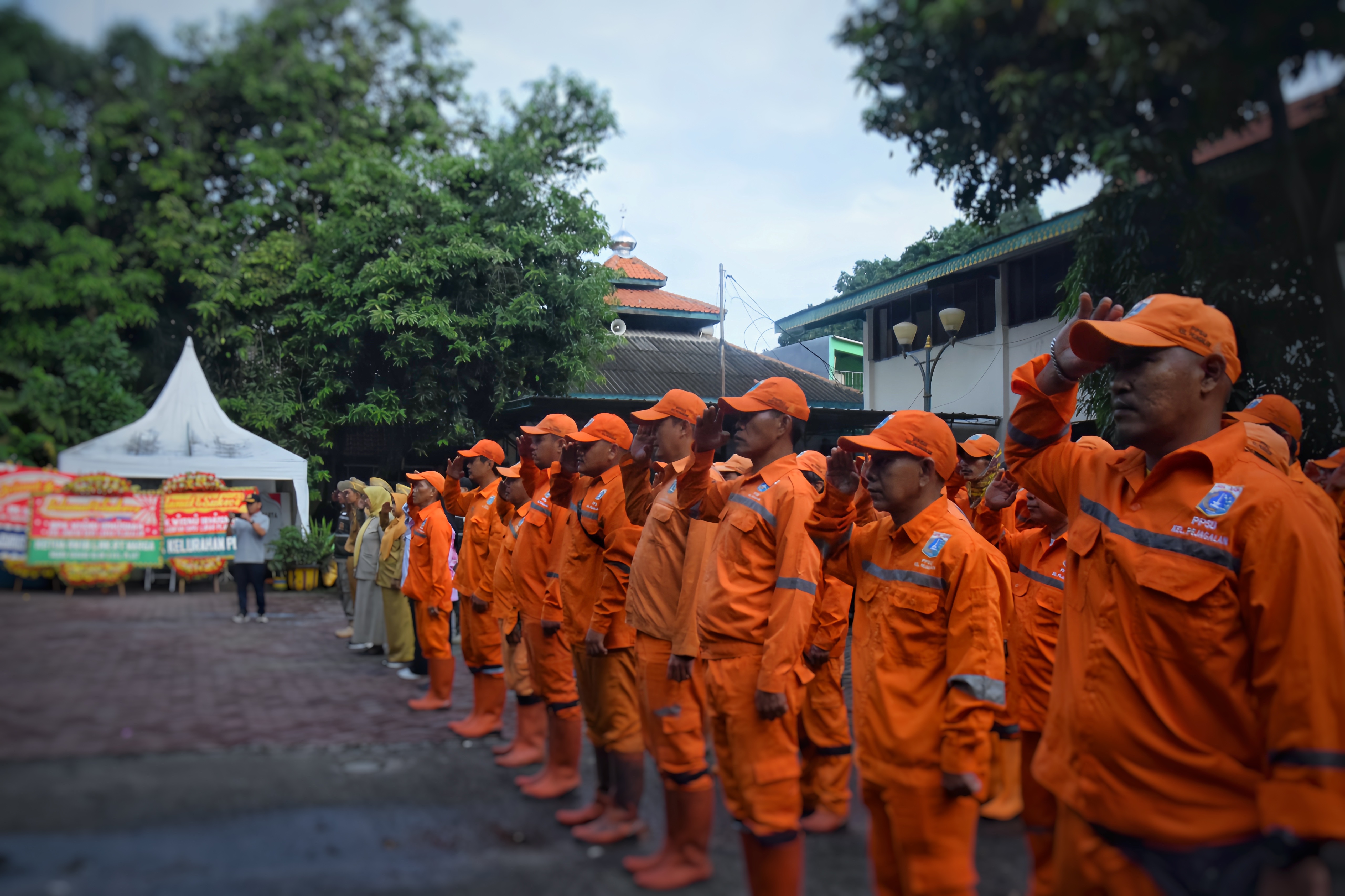Tingkatkan Kedisiplinan Pelayanan, ASN dan PJLP Kelurahan Pejagalan Gelar Apel Bersama 2