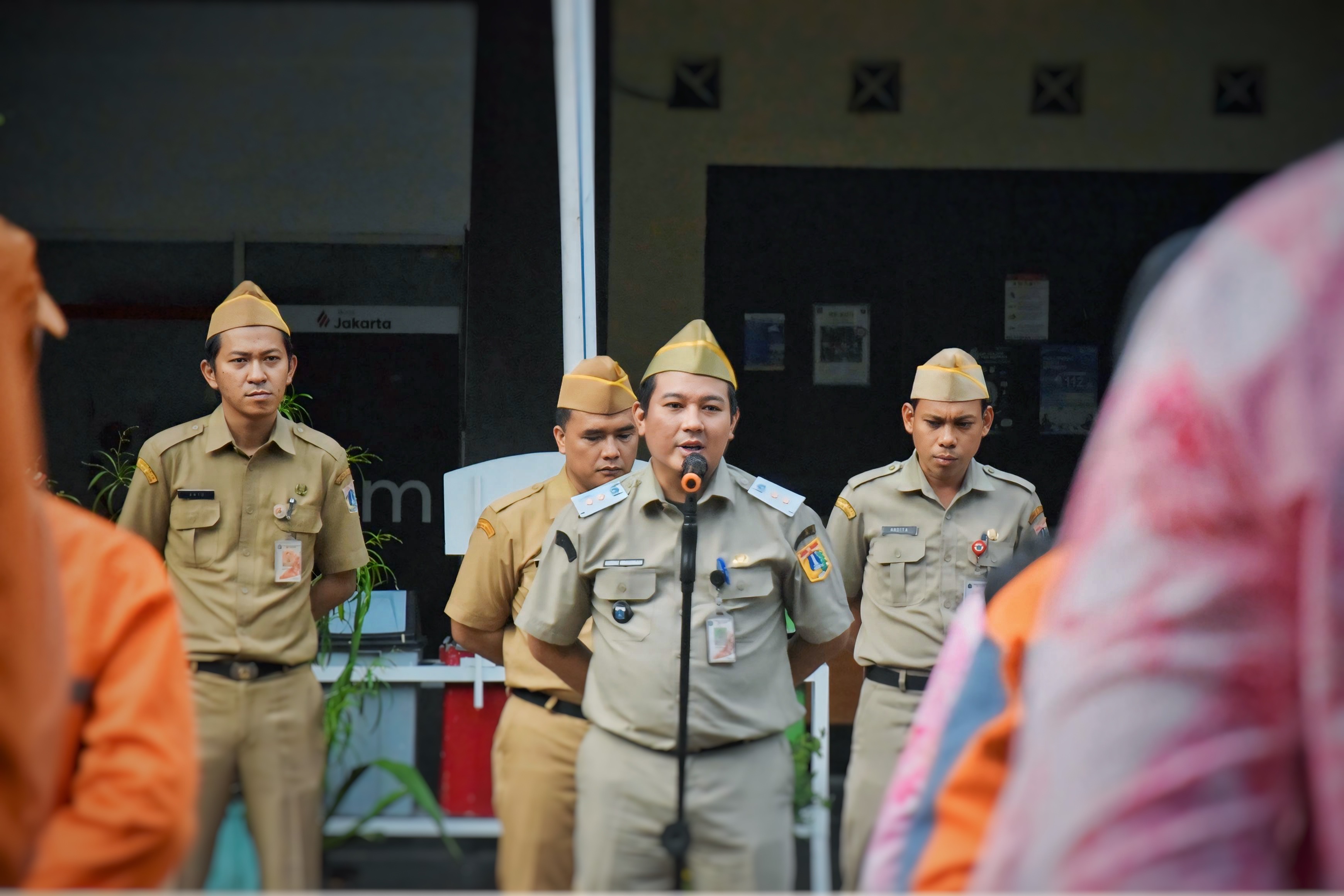 Tingkatkan Kedisiplinan Pelayanan, ASN dan PJLP Kelurahan Pejagalan Gelar Apel Bersama 4