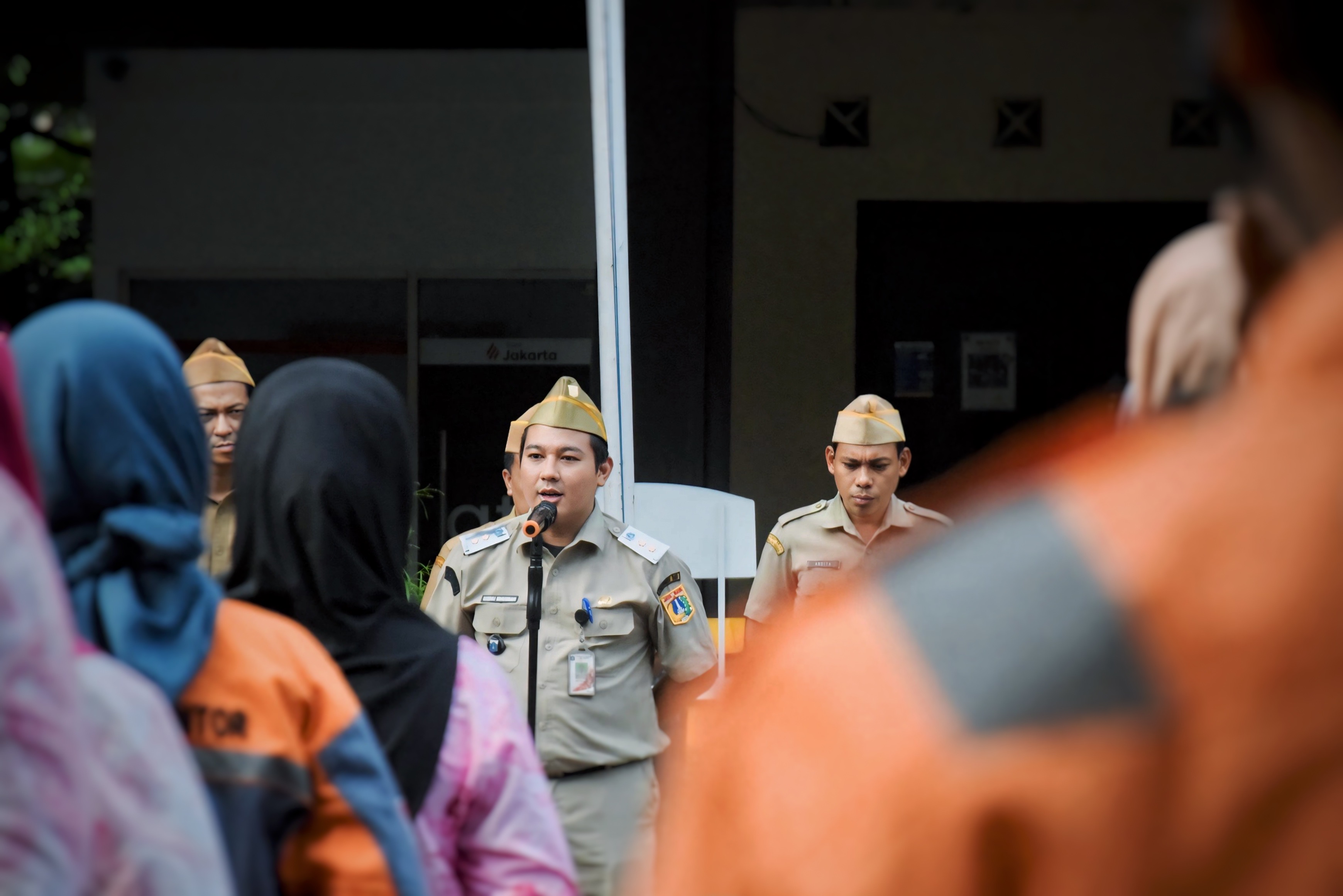 Tingkatkan Kedisiplinan Pelayanan, ASN dan PJLP Kelurahan Pejagalan Gelar Apel Bersama 5