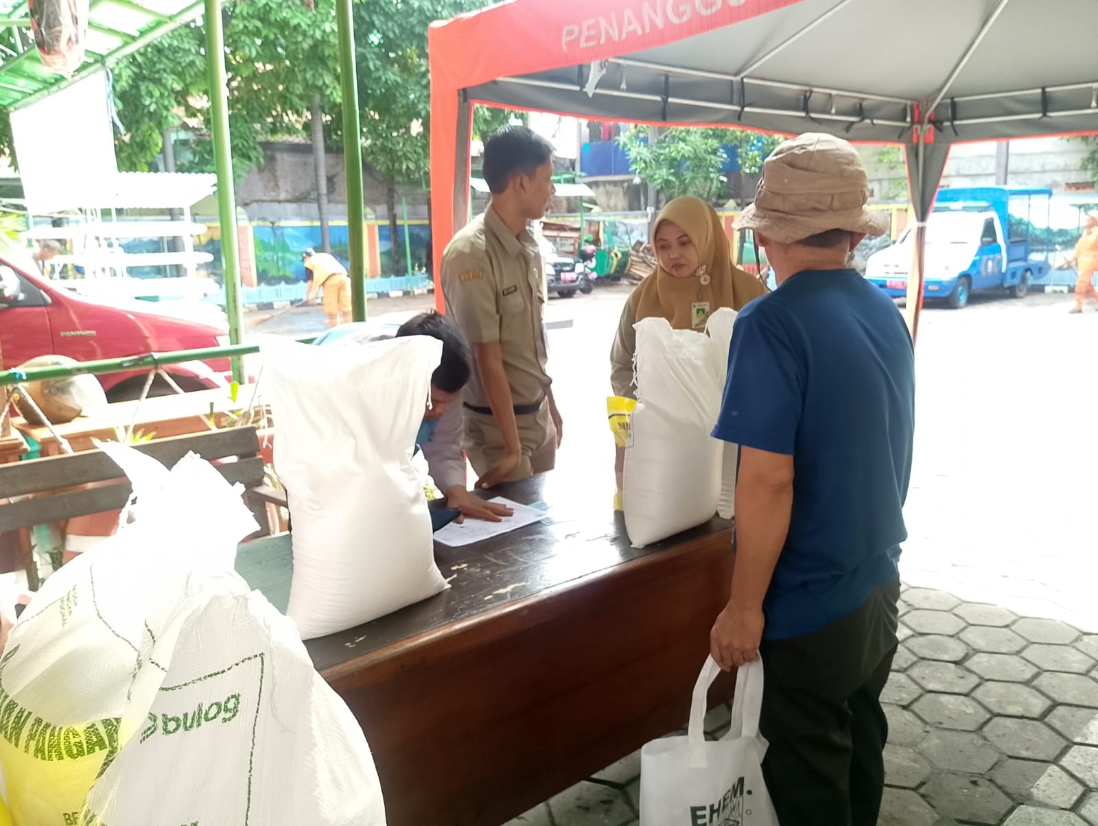 PENDISTRIBUSIAN BANTUAN PEMERINTAH BERUPA BERAS DAN MINYAK ALOKASI FEBRUARI–MARET 2026 2