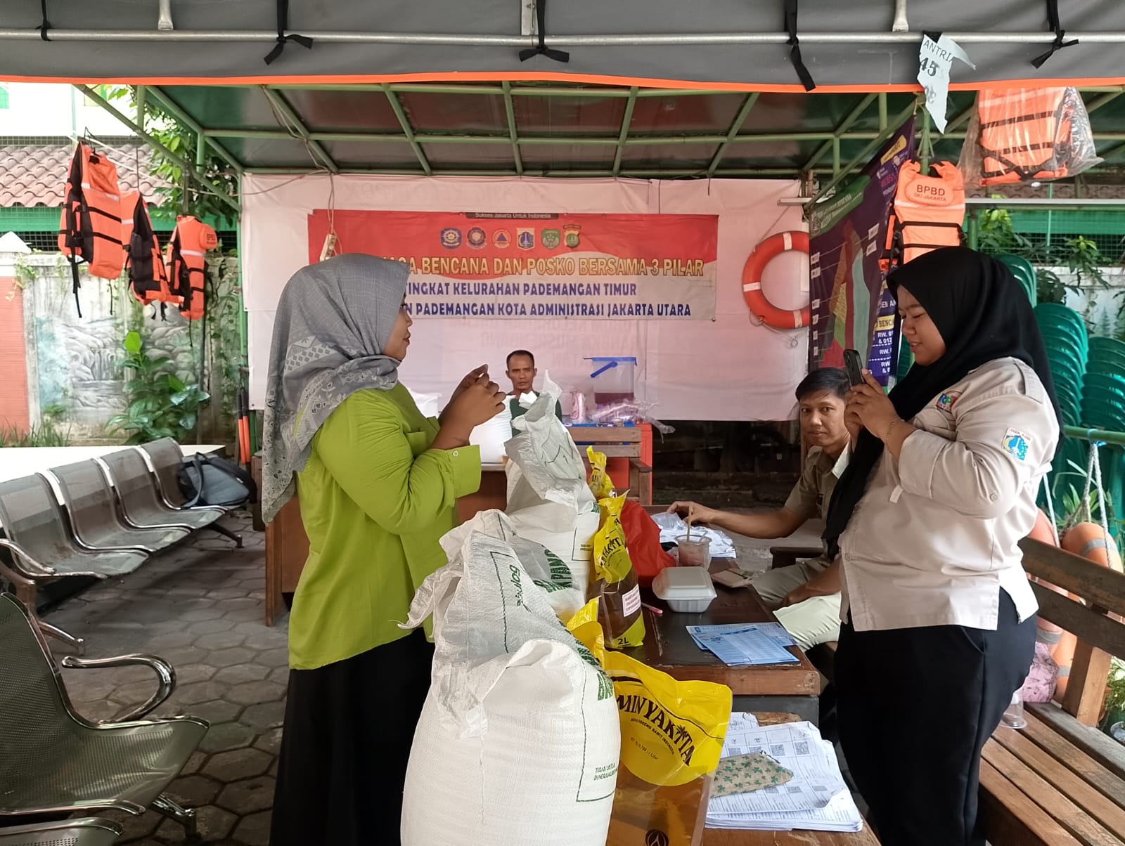 PENDISTRIBUSIAN BANTUAN PEMERINTAH BERUPA BERAS DAN MINYAK ALOKASI FEBRUARI–MARET 2026 3