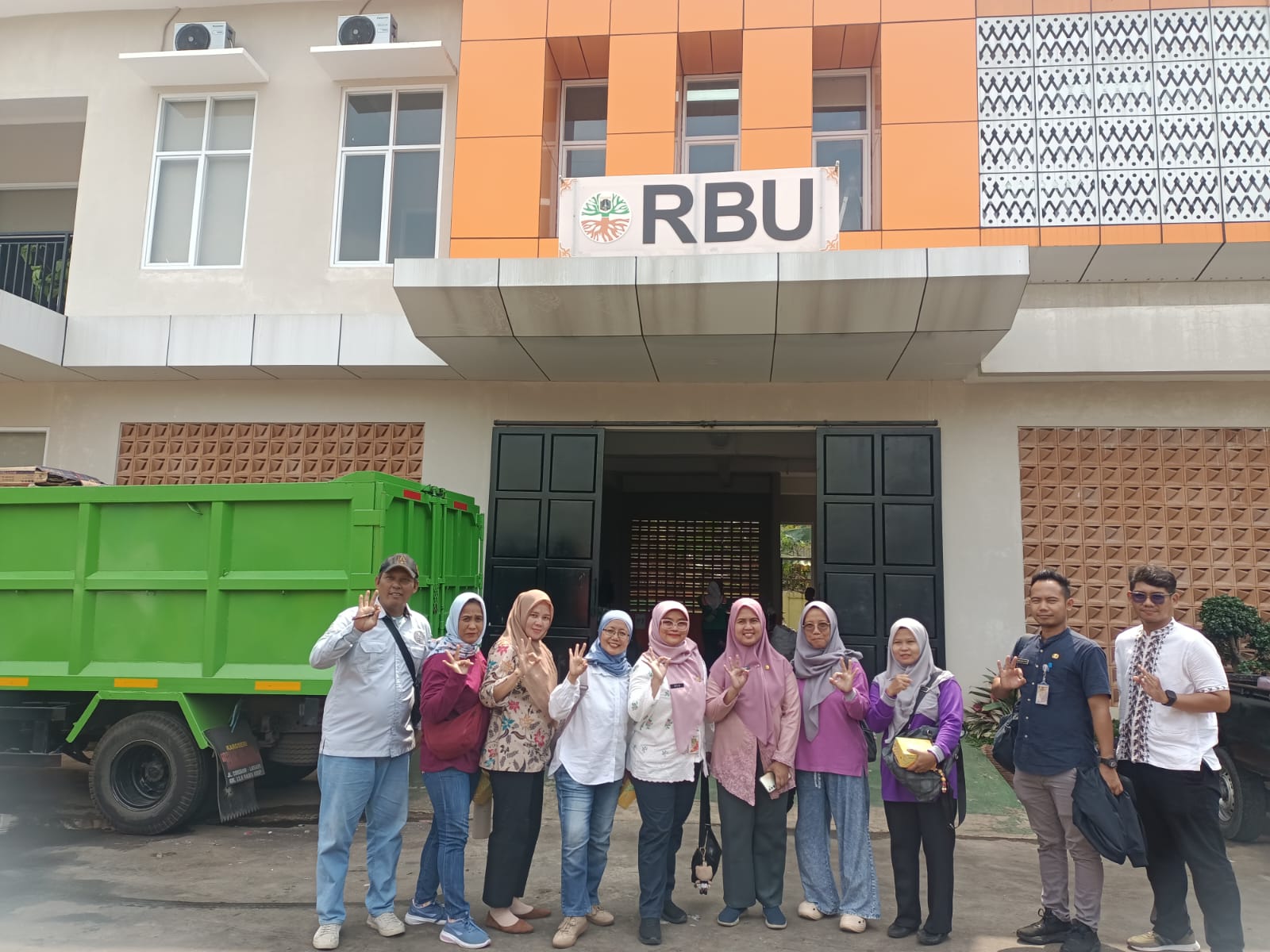 Jum'at, 22 Mei 2026 Kasi Ekonomi dan Pembangunan Ibu Mila Des Arifanti menghadiri Kegiatan Sosialisasi Pilah Sampah di Recycle Business Unit Lingkungan Hidup (Kantor Sudin Lingkungan Hidup Kota Administrasi Jakarta Utara) 3