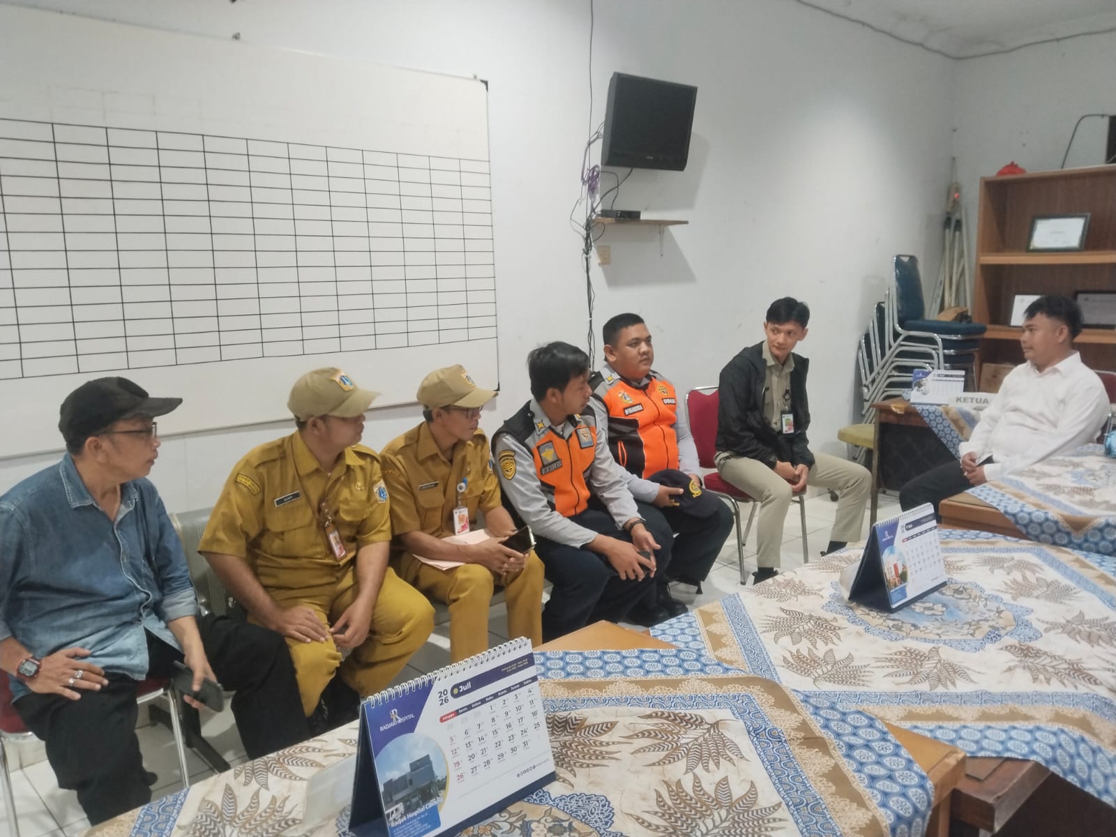Pemberian dan sosialisasi terkait Surat Himbauan untuk RW 5 & 4 terkait pelaporan CRM parkir liar. 1