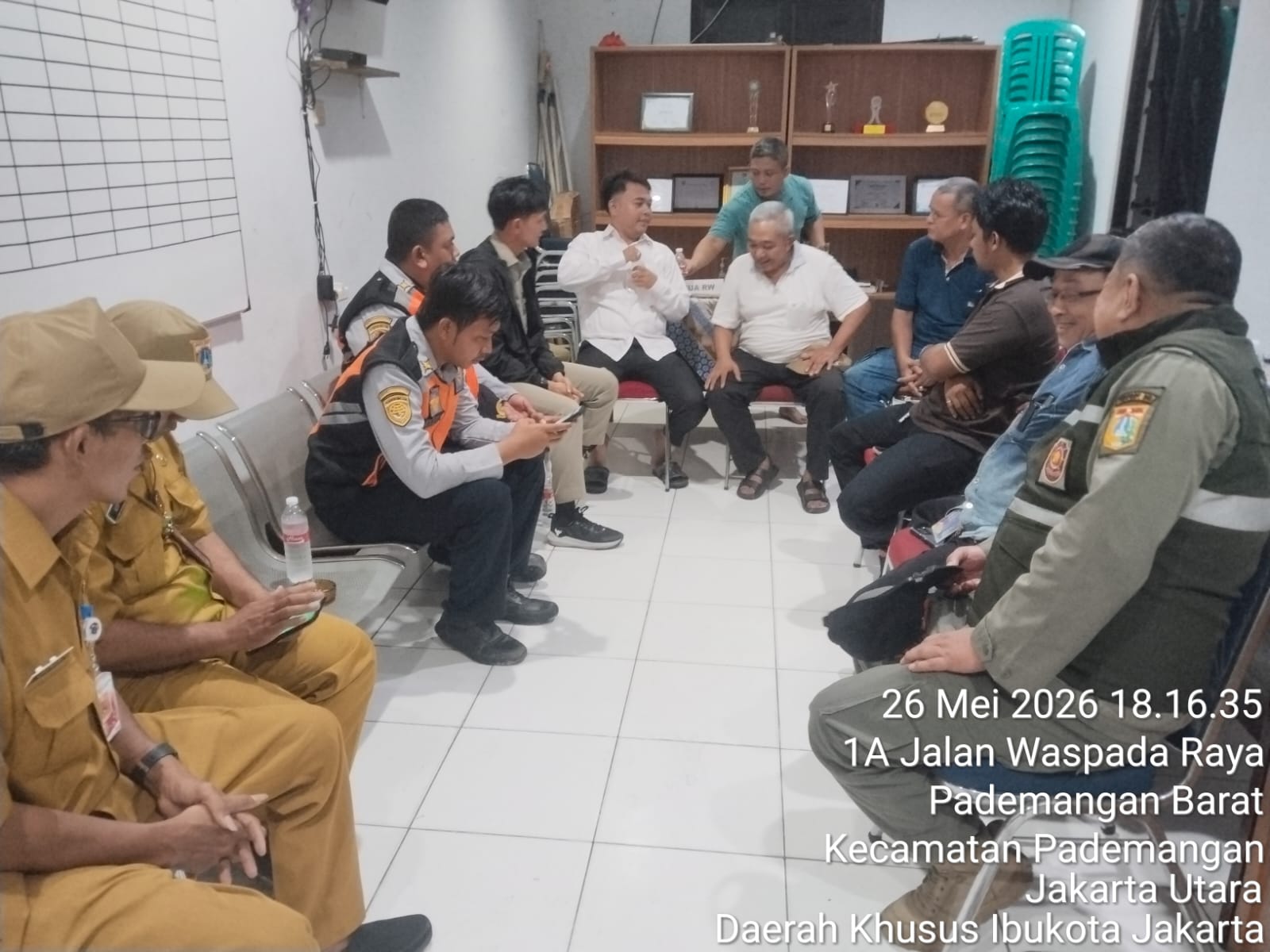 Pemberian dan sosialisasi terkait Surat Himbauan untuk RW 5 & 4 terkait pelaporan CRM parkir liar. 2